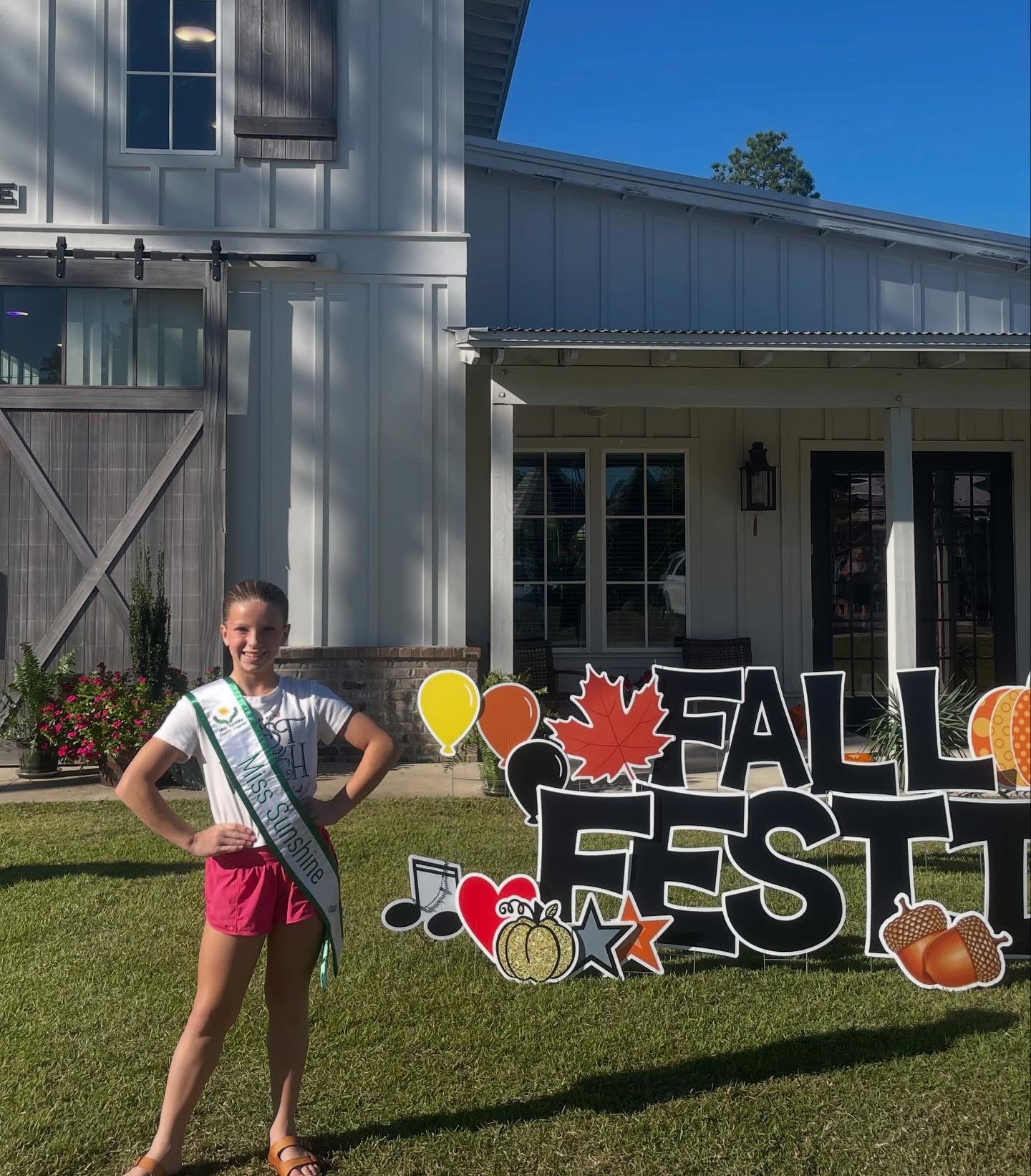 A few weeks back our Miss Sunshine Charity Pageant Jr Ambassador Cora attended partiicpated in the Fall Barn Jam for Alaqua Animal Refuge which brings thousands of people to the refuge! Cora was able to talk about her Miss Sunshine Charity Pageant title as well as guide attendees to what cats and kittens were up for adoption! Great job Cora spreading sunshine through kindness! #misssunshinecharitypageant #spreadingsunshinethroughkindess
#volunteer #giveback