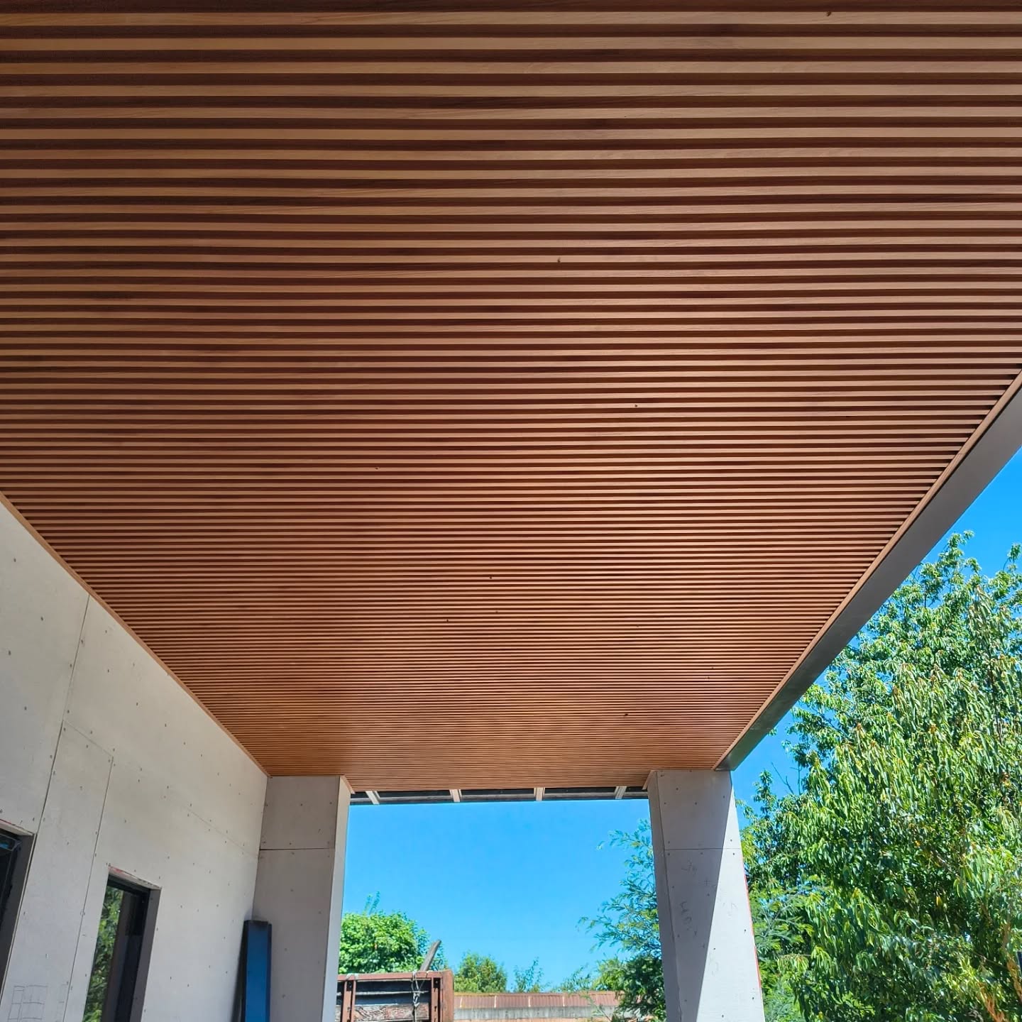 Diseño que seduce ...... Aquí se construye un nuevo Restaurante...........Beneficios Resistencia al sol, lluvia y humedad, de fácil mantenimiento, instalación rápida, durabilidad