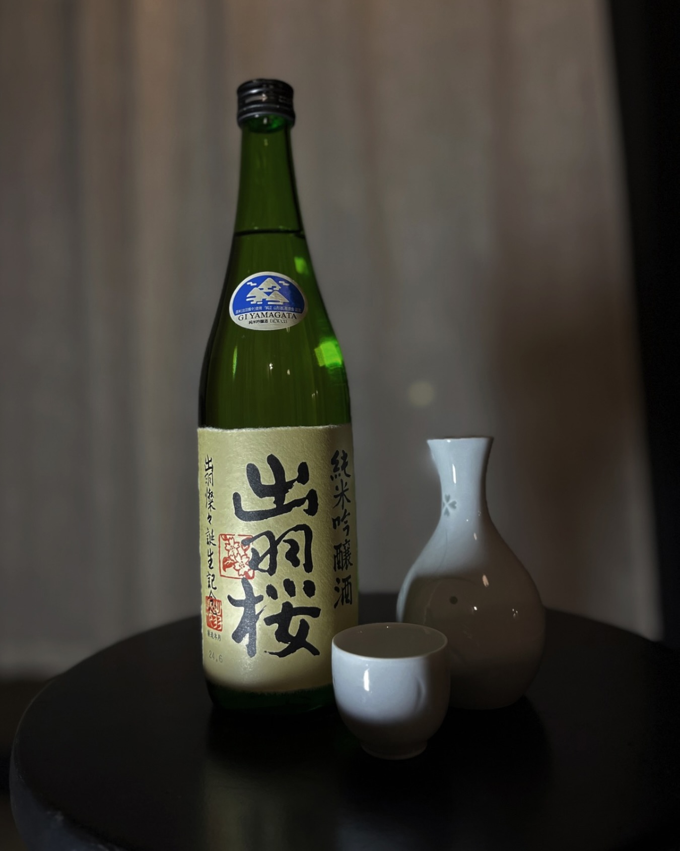 Dewazakura “Dewa Sansan”
Aromas frescos, sabor limpio y un umami suave que lo hace muy fácil de disfrutar.
Marida a la perfección con nuestros platos.
Fresh aroma, clean taste, and a gentle umami that makes it very easy to enjoy.
Pairs perfectly with our dishes.
出羽桜 出羽燦々
華やかな香り、すっきりした味わい、
柔らかな旨みでとても飲みやすい日本酒です。
当店の料理と相性抜群です。🍶🌸
#出羽桜 #出羽燦々 #Dewazakura #DewaSansan #SakeLovers #JapaneseSake #日本酒 #Mallorca #JapaneseFood #GastronomíaJaponesa #SakeTime
#SakePairing #日本食 #SakeExperience