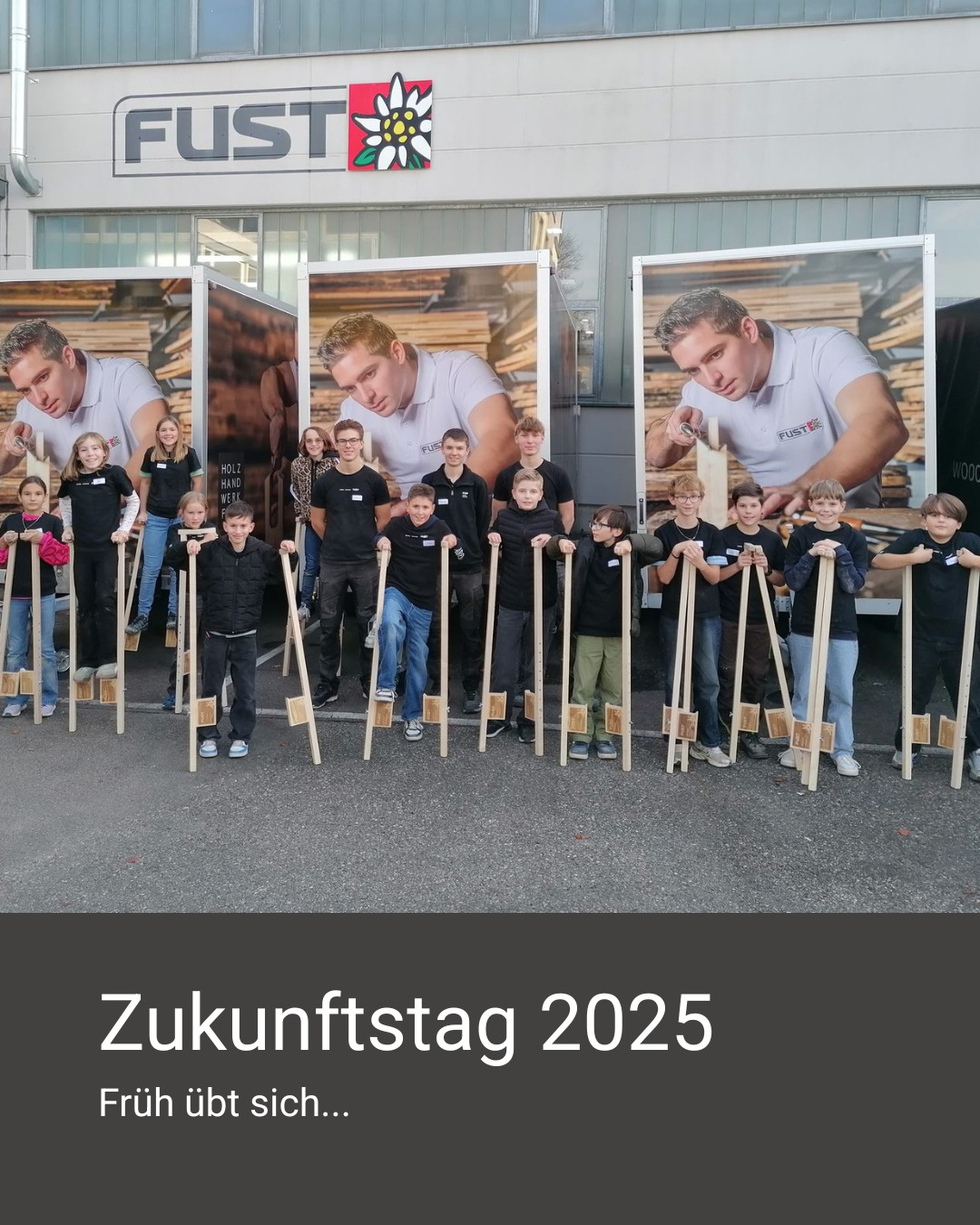 Zukunftstag in der Schreinerei Fust 🔨✨
Etwas verspätet, aber mit umso mehr Freude teilen wir heute ein paar Eindrücke vom diesjährigen Zukunftstag.
13 neugierige Kinder durften wir bei uns in der Schreinerei begrüssen, begleiten und fürs Handwerk begeistern. Gemeinsam bauten sie Stelzen, skizzierten eigene Objekte, kolorierten ihre Traumwohnung – und hatten dabei jede Menge Spass.
Ein Tag voller Kreativität, Neugier und Begeisterung – für die Kinder und für uns. ❤️
Wir freuen uns schon aufs nächste Jahr!