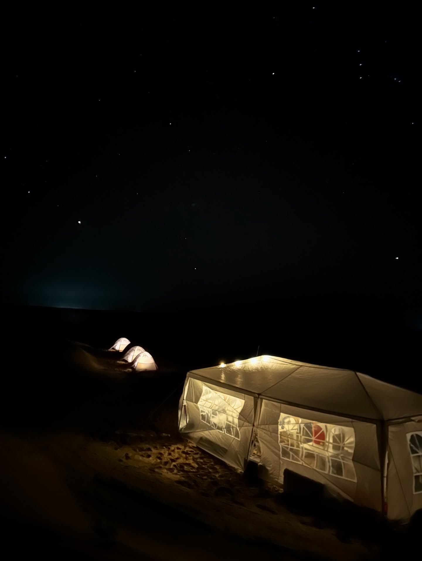 A veces la vida nos trae de vuelta al origen.
A esas noches donde aprendimos a acampar entre dunas,
cuando la familia se reunía bajo el cielo de Bahía Magdalena y el mar nos arrullaba como si reconociera nuestro apellido.
Aquí crecimos.
Aquí soñamos.
Aquí entendimos que la naturaleza también es hogar.
Hoy, con Murillos Bros, seguimos encendiendo luces en la oscuridad, levantando campamentos donde antes jugábamos descalzos, y compartiendo ese mismo sentimiento de libertad que nació en nuestra infancia y nunca se fue.
Porque al final, Murillos Bros es eso: memorias, raíces, tradición y mar.
Y cada noche como esta nos recuerda quiénes somos y por qué seguimos aquí.
✨Ven vivir esta experiencia y crear tus propias memorias!
📍 Puerto San Carlos, BCS
📩 Correo: murillosbros@gmail.com
🌐 Página web: www.murillosbrosadven-tours.com
#MurillosBrosAdventours
#BahíaMagdalena
#CampingBajaSur
#NochesBajoLasEstrellas
#MagBay
#AventuraEnFamilia
#DunasYManglares
#ExperienciasQueSeSienten
#NaturalezaQueAbraza