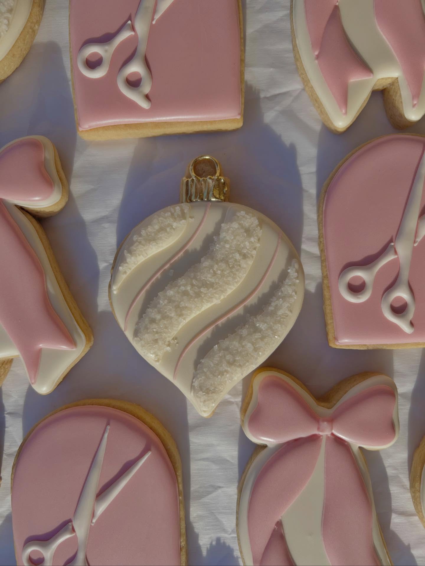 the first holiday custom order of the season!! and she’s a pretty one 🤍🎀
these cutie cookies went out for a local salon’s holiday party • their only direction was metallics, cream, and coral • aaaand I think I nailed it 🤭