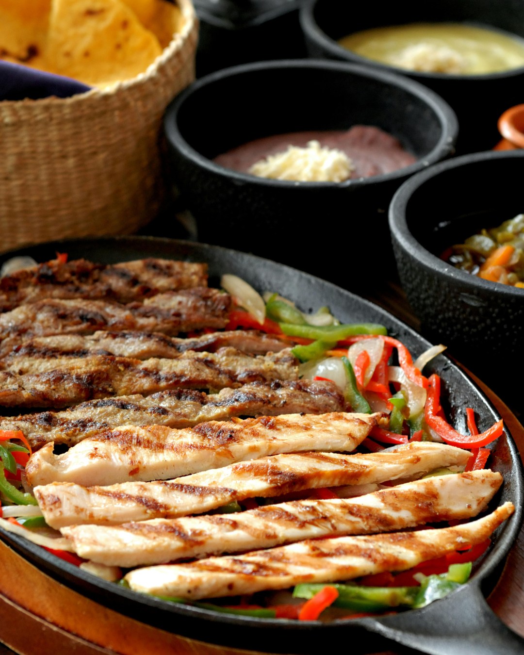 🔥 Sizzle. Serve. Repeat. Fajita night at @chilis is calling — loaded with flavor, heat, and all your favorite fixings. 🔥👉 Grab your squad and come get yours tonight!
#StadiumPromenade #LetsEatOC #OrangeCA #Chilis #FajitaFiesta #ChilisNightOut #GoodEats #SizzleAndServe #DinnerPlans