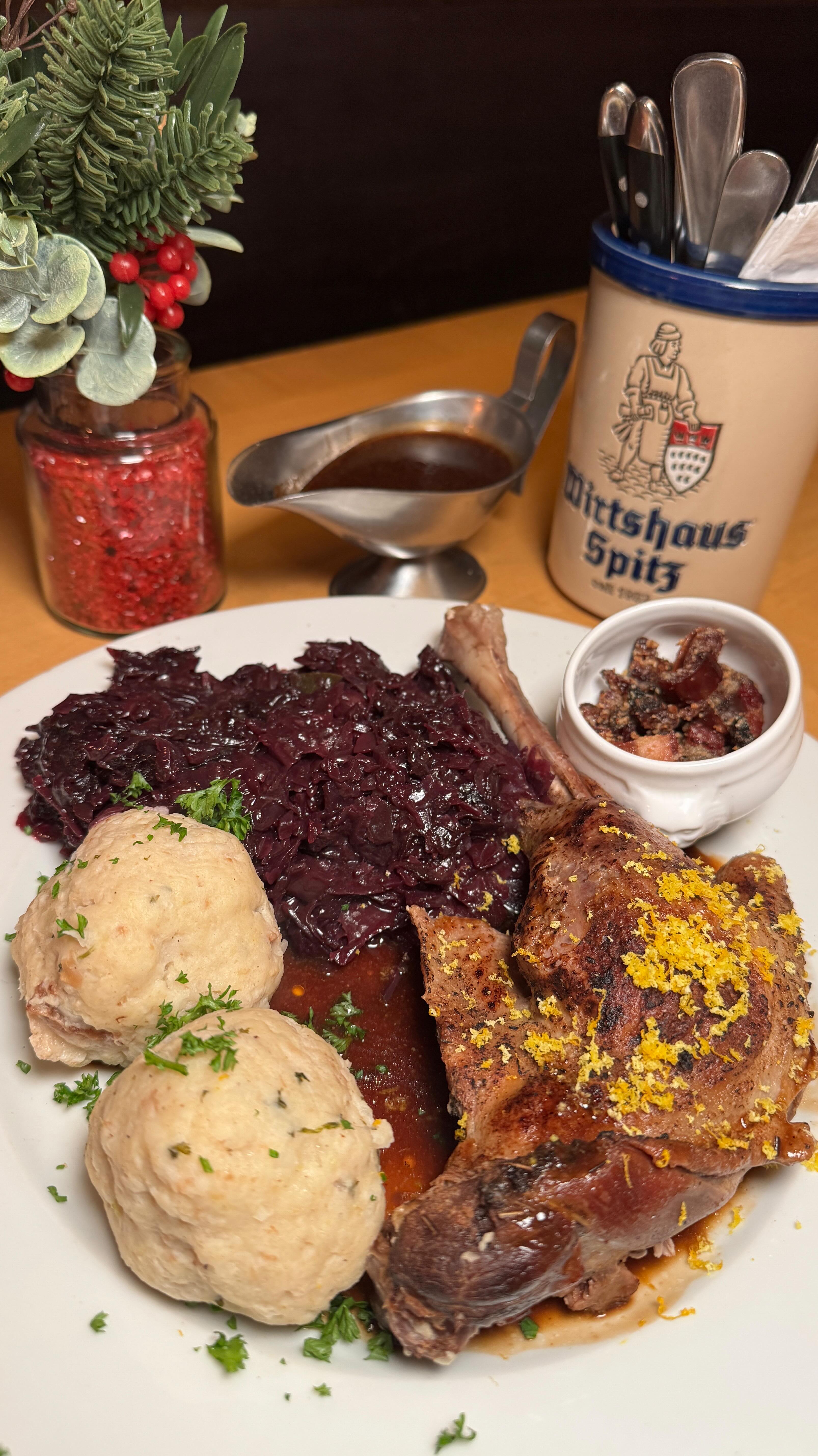 Unsere zarte Gänsekeule trifft auf aromatischen Apfelrotkohl, fluffige hausgemachte Semmelknödel und eine fein abgestimmte Orangensauce.
Komm vorbei und genieße Tradition, die nach Zuhause schmeckt.
#colognefood #cologne #cgn #365köln #kölnbloggt #esseninköln #kölnisst #eatrealfood #veedelliebe #lifeisgood #colognelove #bestplacecologne #colognerestaurants #meatlover #koelngehtessen #brauhaus #bier #beer #brauhausköln #wirtshaus #kölngehtessen #gaffel #gaffelkölsch #kölsch