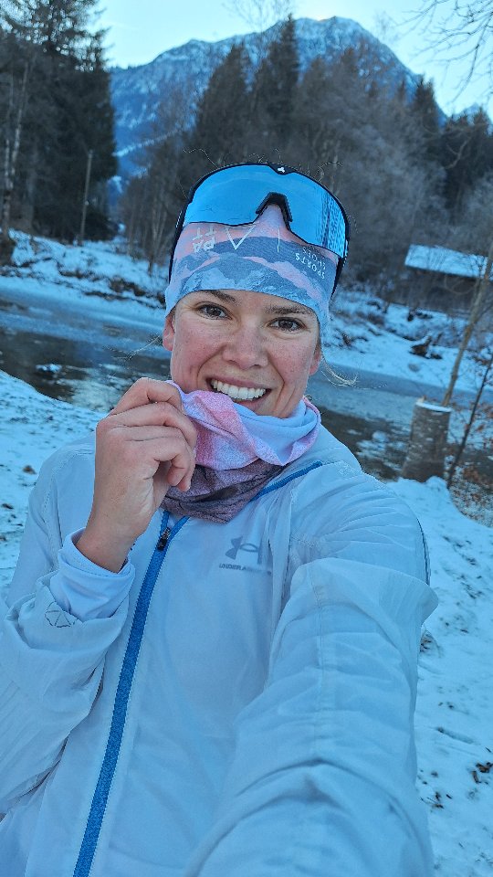 Hope you’re all enjoying calm and wonderful Christmas days. 🎄💫
For me, there's no better place than home with my family. - @badhindelang
After a few easy days following Lanzarote, training ramps up again starting today. Surprisingly, I handled the weeks well — guess it's all finally moving up🙂.
Today's menu: uphill intervals. Icy and slippery — definitely the limiting factor. But that’s okay, it’s all about the effort.😉
#grindsmilefly #findyourjourney