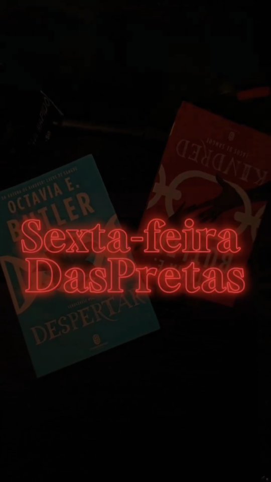 Nesta #SextaFeiraDasPretas, a gente tá pegando o embalo do hype e usando a nostalgia para falar de uma autora que está à frente do nosso tempo: a monumental Octavia E. Butler!
Ela não só imaginou distopias, como usou a ficção para dissecá-las com a frieza de uma cientista e o coração de uma poeta.
Em Kindred, ela prova que o terror da viagem no tempo é enfrentar as raízes da escravidão. E em Despertar, ela nos pergunta: o que você faria se o futuro da humanidade dependesse de uma transformação radical e inesperada?
Butler é a prova de que a ficção especulativa sempre foi terreno fértil para vozes negras e mulheres que se recusam a aceitar as correntes do presente. Minha paixão por essa mulher visionária, mãe da ficção científica moderna, é contundente e inegociável!
É um soco no estômago e um afago na alma. É Octavia, é Axé, é literatura essencial.
Quem é a autora visionária que te faz questionar o que é real?
Vem mergulhar nesse universo e marca uma amiga que precisa urgentemente de uma viagem no tempo com a Butler! 👇
#OctaviaButler #FicçãoEspeculativa #Kindred #Despertar #SextaFeiraDasPretas #MulheresNaLiteratura #Livros #EnsaiosDaNega #bookgram