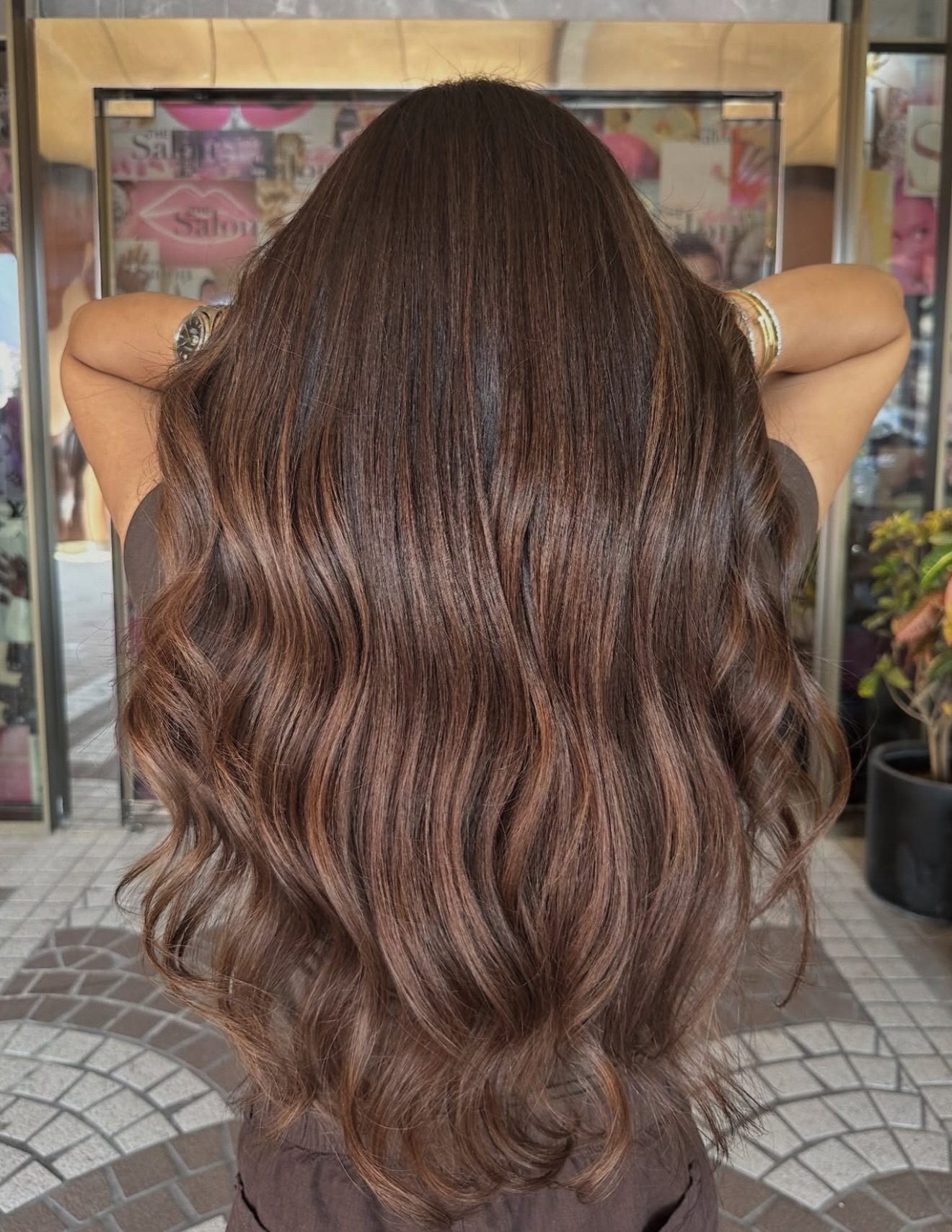 ✨Brunette brilliance by @hanan_hairstyle_ ✨
Soft, seamless, effortless… the kind of blend that makes getting ready the best part of your day. 🤎✨
Hair by Hanan, our brunette queen at The Salon Dubai – Al Wasl.
From pre-brunch glam to your weekend glow-up, she knows exactly how to bring your colour to life with those rich, dimensional blends.
This is where Dubai gets ready.
This is where the brunch girls start their day. 🥂💁🏻♀️
12 locations across Dubai — DM to book ✨
#TheSalonDubai #HairByHanan #DubaiBrunettes #BrunetteBlend #DubaiHair #WeAreDubai #ThisIsWhereDubaiGetsReady #DubaiBrunchGirls