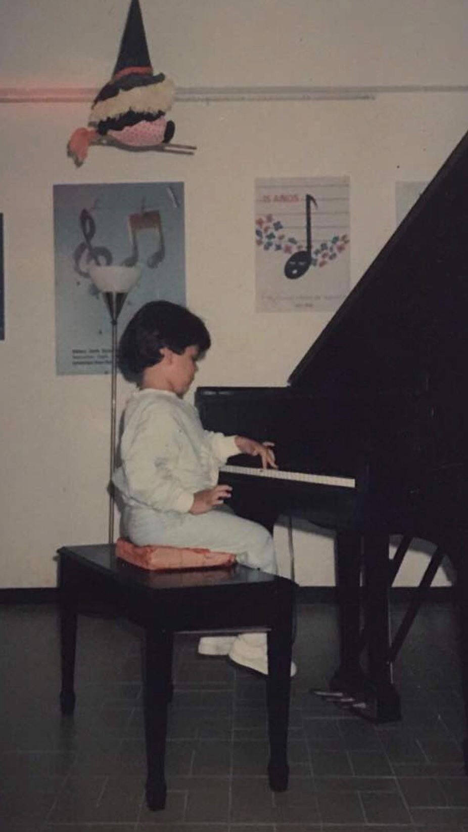 Hoy, en el Día del Músico, celebro un día más haciendo lo que más amo.
La música ha sido mi refugio, mi impulso y mi manera de entender el mundo.
A pesar de las dificultades, siempre vuelve a mí como un bálsamo incondicional, un regalo del universo que nunca deja de sorprenderme.
Felicidades a mis colegas y amigos que comparten esta forma cósmica de comunicarnos.
Sigamos creando, vibrando y transformando el mundo… una armonía a la vez.
#diadelmusico #díadelmúsico #musicianday #piano #music