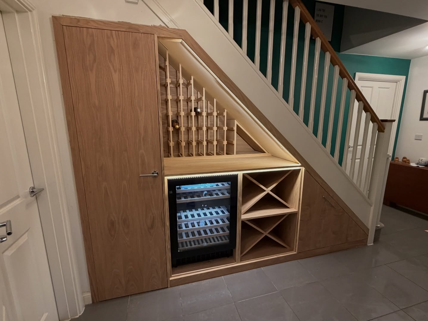 Bespoke oak under-stair storage, crafted for both red and white wine—plus plenty of space for those less-essential bits. A seamless blend of practicality and style.
#carpentry #homeimprovement #understairstorage #bespoke #wine