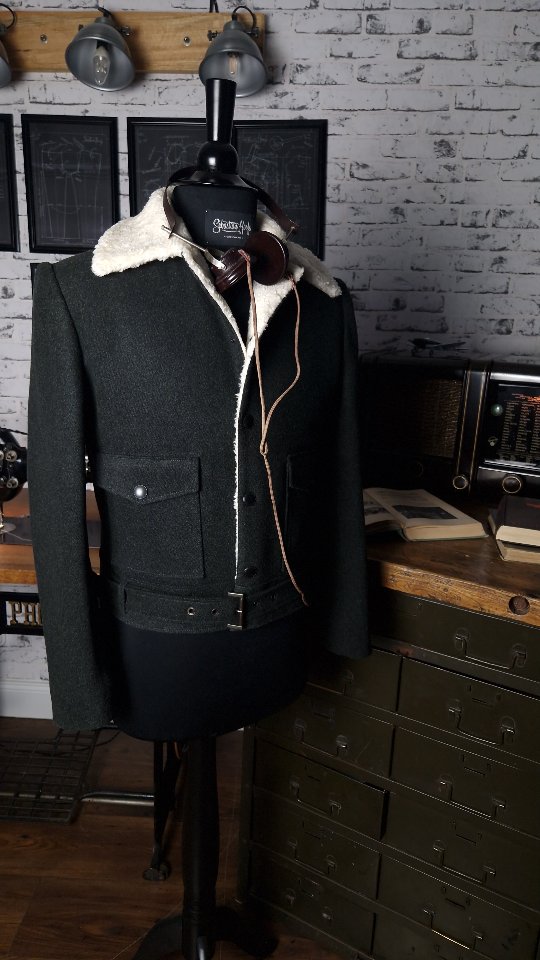 A fully 1940s-inspired bespoke flannel jacket, teddy-lined throughout — even the sleeves — and finished with a classic hip belt.
Love it, when I can combine my craft with another of my passions. 🛩
#sebastianhoofs #bespoketailoring #tailoring #cologne #handwerk #craft #realbespoke #
