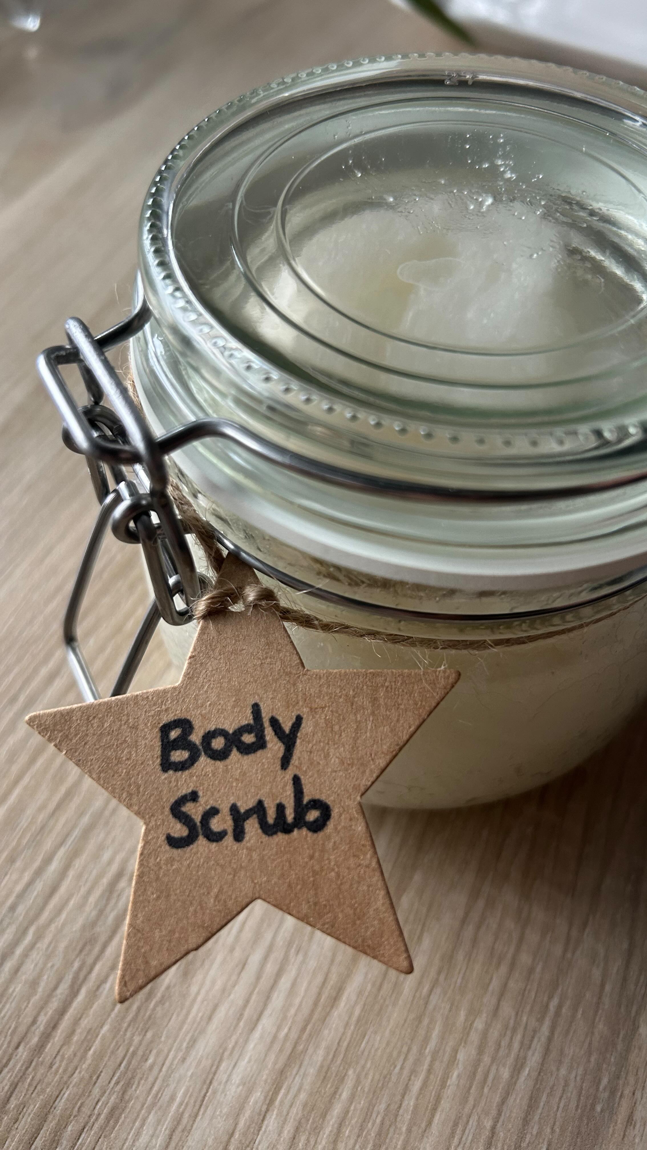 Body Scrub handmade by little L. (4)
Rezept zum Abspeichern
🌝 Tasse Meersalz
🌝 Tasse Rübenzucker
🌝 Tasse Kokosöl
🌝 30 Tropfen äth. Tanne (Balsam Fir) Öl
🌝 20 Tropfen äth. Orange (Wild Orange) Öl
Dieses Body Scrub verleiht deinem Körper ein sanftes Peeling mit winterlichem Duft und dank des Öles ein wohliges, zartes Hautgefühl. Ich liebs und mein Sohn hatte unfassbar viel Spaß dabei es zu mischen. Tipp für ein selbstgemachtes Weihnachtsgeschenk!
#bodyscrub
#selfmade
#handmade
#naturkosmetik
#ätherischeöle
#winter
#haut
#hautpflege