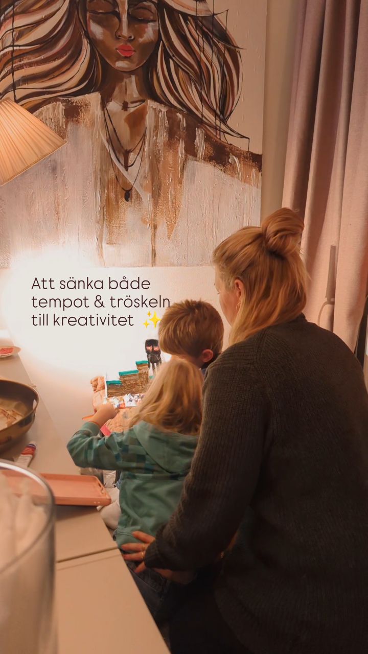 Jag försöker dra ner tempot just nu och landar ofta i mitt lilla målarhörn i vardagsrummet tillsammans med barnen.
Jag tycker att tröskeln till kreativitet blir som lägst om den får finnas där vi faktiskt är.
Därför har jag börjat ha material framme i rummet där vi umgås ✨
.
.
.
.
.
.
.
#konst #konstnär #konstigöteborg #målatavla #målarworkshopförbarn #kreativaworkshop #tavlortillhemmet #köpatavla #barnsommålar #kreativabarn #barnaktivitetergöteborg #målarhörna #tröttmamma #småbarnslivet #livetmedbarn #livetsommamma