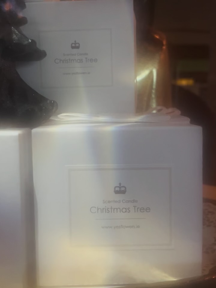 The scent of Christmas, our Christmas Tree scented candle to be enjoyed all season long #yes_flowers #scentedcandles #christmastree #homedecor #christmasdecorations #galway