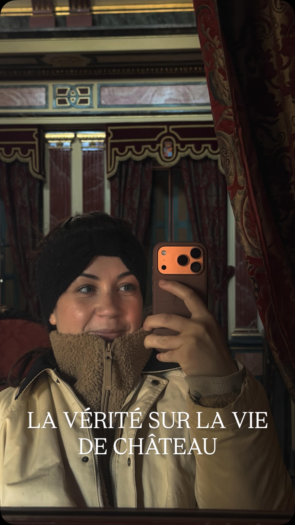 Dans la vie de château, il y a deux équipes :
• Ceux qui pensent que c’est glamour
• Et ceux qui savent qu’il faut une expédition polaire pour aller chercher du bois.
Une traversée du château , 12 couches de vêtements, 1 poêle qui me juge…
Mais au moins, j’ai gagné mon cardio du jour. 🔥
#VieDeChâteau #ChâteauDeLaVillaumaire #HiverAuChâteau #VieDeChâtelaine #DailyChateau #ChateauLife #BoisDeChauffage #ContentCreatorFR #ReelHumoristique #Hiver2025 #Froid #BehindTheScenes