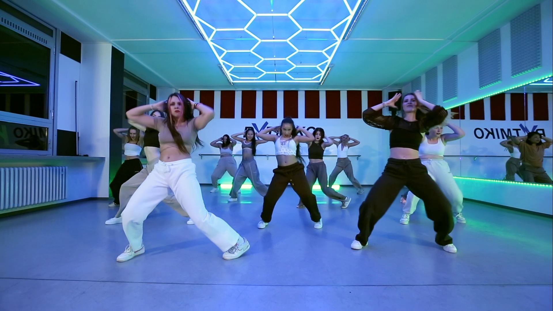 Von ersten Moves zu großen Vibes!
*
Das ist unsere Reggaeton (Basic) Class mit Chiara jeden Mittwoch ab 19 Uhr. Diese und nächste Woche habt ihr noch die Möglichkeit, den Kurs in diesem Jahr zu testen. Schreibt uns einfach an.
<<<<<<<<>>>>>>>>
#reggaetonbeginners #dancelife #latinmoves #reggaetonclass #dancewithus #reggaetonvibes #reggaeton #danceclass #rytmiko #danceschool #stuttgart #dancingunited