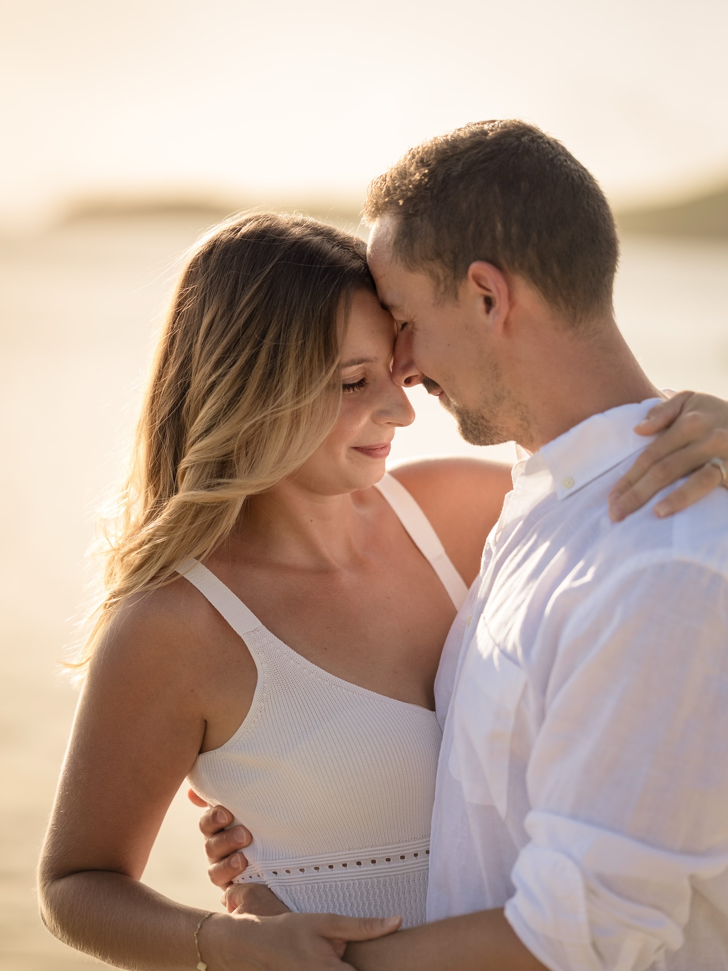 ✨Les séances couple ne sont pas seulement de belles images, ce sont des souvenirs qui prennent de la valeur avec le temps, ceux que l’on aime revoir encore et encore, surtout lorsque les fêtes approchent.
En ce 3 décembre, l’esprit de Noël commence déjà à illuminer nos journées 🎄.
C’est le moment idéal pour se rappeler que les photos que l’on crée aujourd’hui deviendront les souvenirs que l’on chérira demain : des fragments d’amour, de complicité et de douceur.
✨ Merci à tous les couples qui me font confiance pour immortaliser ces moments précieux.
#photographe #photographeenmartinique #seancecouple #photographiedecouple #souvenirs #noel2025 #amour #tendresse #plage #goldenhour #photographielifestyle #instalove #martinique