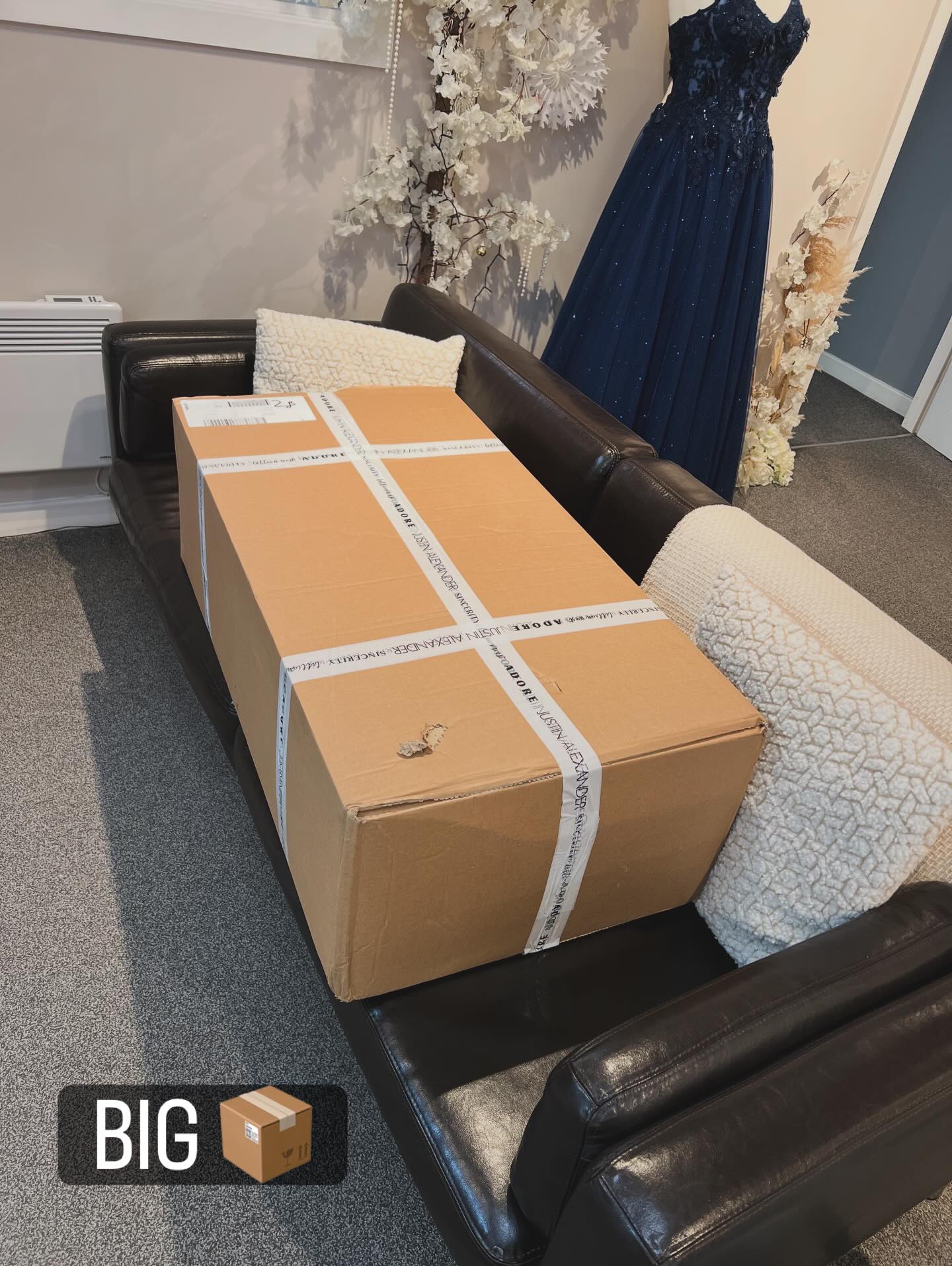 When the delivery is almost has big as the sofa! If youโre waiting for your wedding dress to arrive, be ready for the phone call later!! ๐ ๐ฐ๐ผโโ๏ธ ๐๐ป
#thebridalloungenewcastleunderlyme #wedding #weddingdress #bride #bridetobe #bridal #bridalshop #exciting