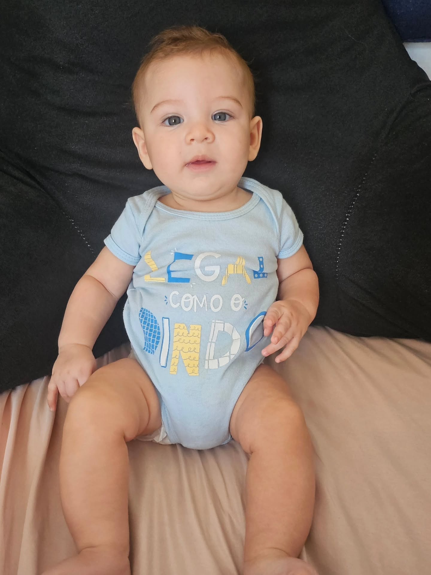 Um dia você é uma pessoa normal, no outro você é uma mãe que:
- Filho, mamãe precisa tirar uma foto sua bem bonita para a cerimônia.
<click>
- Filho, tá parecendo uma calopsita com esse cabelo! 🤣
<meia hora de risos>
- A gente vai ter que dar um jeito nesse cabelo, e já que vai arrumar o cabelo a gente muda a roupa também...
<uma hora, 2 tetês e 30 cliques depois>
- Filho você é lindo, mas agora a mamãe não sabe qual foto escolher! 🙈
#diaadiacomele #maternidade #mãedemenino