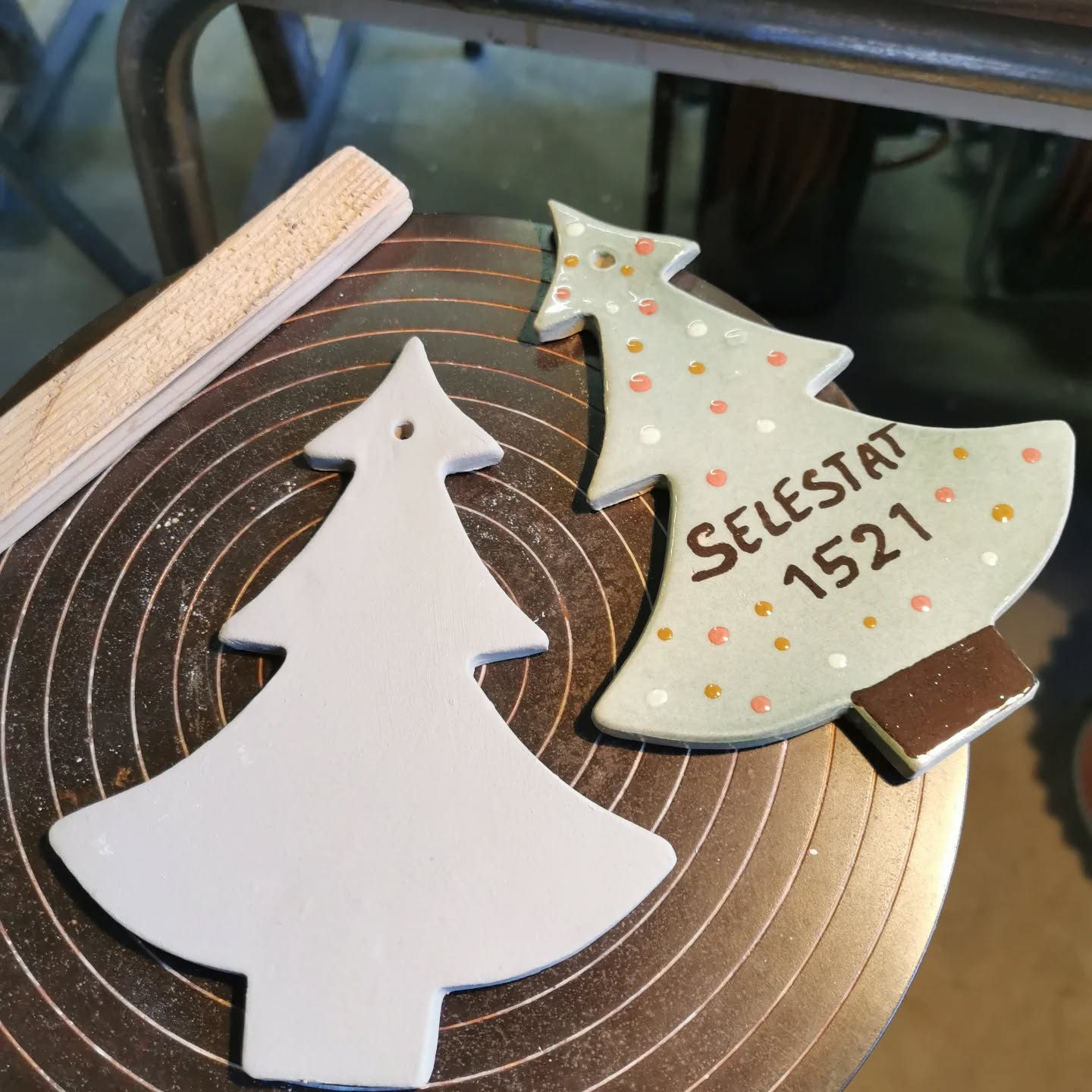 Ces sapins ont été fabriqués pour la @confreriedusapin de Sélestat chaque nouveau membre intronisé sera décoré d'un sapin en guise de médaille.
Je suis allée les livrer directement chez leur membre fondateur principal, mon ami Philippe Rauel plus connu sous le personnage emblématique de Sélestat "Le Professeur Sappinus".
Je ne pouvais avoir de meilleur guide pour visiter et découvrir cette ambiance de Noël à Sélestat.
N'hésitez pas à découvrir Sélestat en cette période de Noël tout y est féerique, voici les lieux emblématique à ne pas rater,
pour commencer
1- vous entrez dans la bibliothèque humaniste pour y découvrir 3 expositions autour des traditions de l'arbre de Noël et y découvrir les boules de Meisenthal dans des décors très contemporains....
2- faire une pause bredele à la @lamaisondupaindalsace
3- L'Église Saint-Georges vous invite à découvrir l'évolution de la décoration du sapin de Noël
4- L'Église Sainte Foy et son lustre en boules de Meisenthal, 173 boules de Noël composent ce lustre en forme de sapin.
5- le Complexe Sainte - Barbe : l'escapade féerique par excellence, le QG du professeur Sappinus, expos, stands.... un endroit à découvrir en famille.
Tout le centre ville avec ces 3 marchés de Noël ainsi que les animations les week-ends.
J'ai passé une journée enchantée ✨