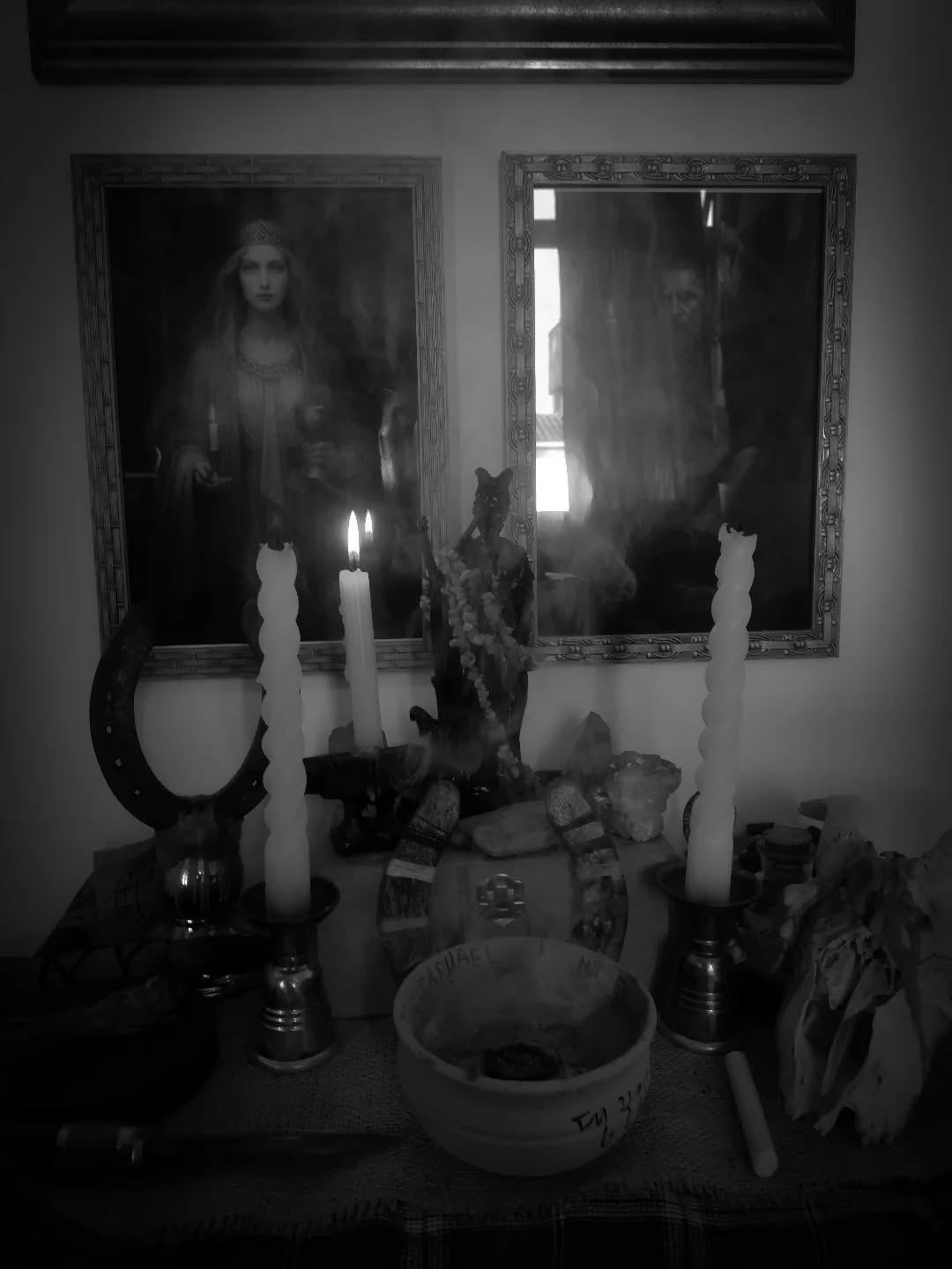 Na Lareira do Velho
Aqui, diante do fogo silencioso, eu o chamo de Velho o Ancestral que caminha entre as cinzas e o ferro, que aparece nos Círculos da Velha Fé e nas encruzilhadas que passo. Meu altar é uma lareira viva, um pequeno lar dentro do mundo, onde coloco luz, fumaça, ossos e ferramentas. Cada objeto é um gesto, cada chama é uma porta.
O Velho não é encontrado em templos de ouro, mas no simples, no bruto, no que foi tocado pelo tempo.
Ele vive no ferro forjado, no calor da brasa, na trilha de pegada deixada por aqueles que caminharam antes de mim.
Cultuar o Velho é lembrar que toda sabedoria tem rugas, que toda magia nasce das mãos que sujam, que todo caminhar espiritual exige firmeza e coragem.
Ele é o Guardião do Limiar, o Pastor das Sombras, o Senhor do Caminho Torto. Na fumaça que sobe, eu o sinto. Na luz das velas, eu o honro. No silêncio entre um suspiro e outro, eu o escuto. Minha Lareira é o ponto onde minha alma se encontra com Ele.E ali, entre o fogo e o fumo, encontro o que sou e o que ainda posso me tornar.
Sob o olhar do Velho, sigo.
#traditionalwitchcraft #tradwitch #bruxarian