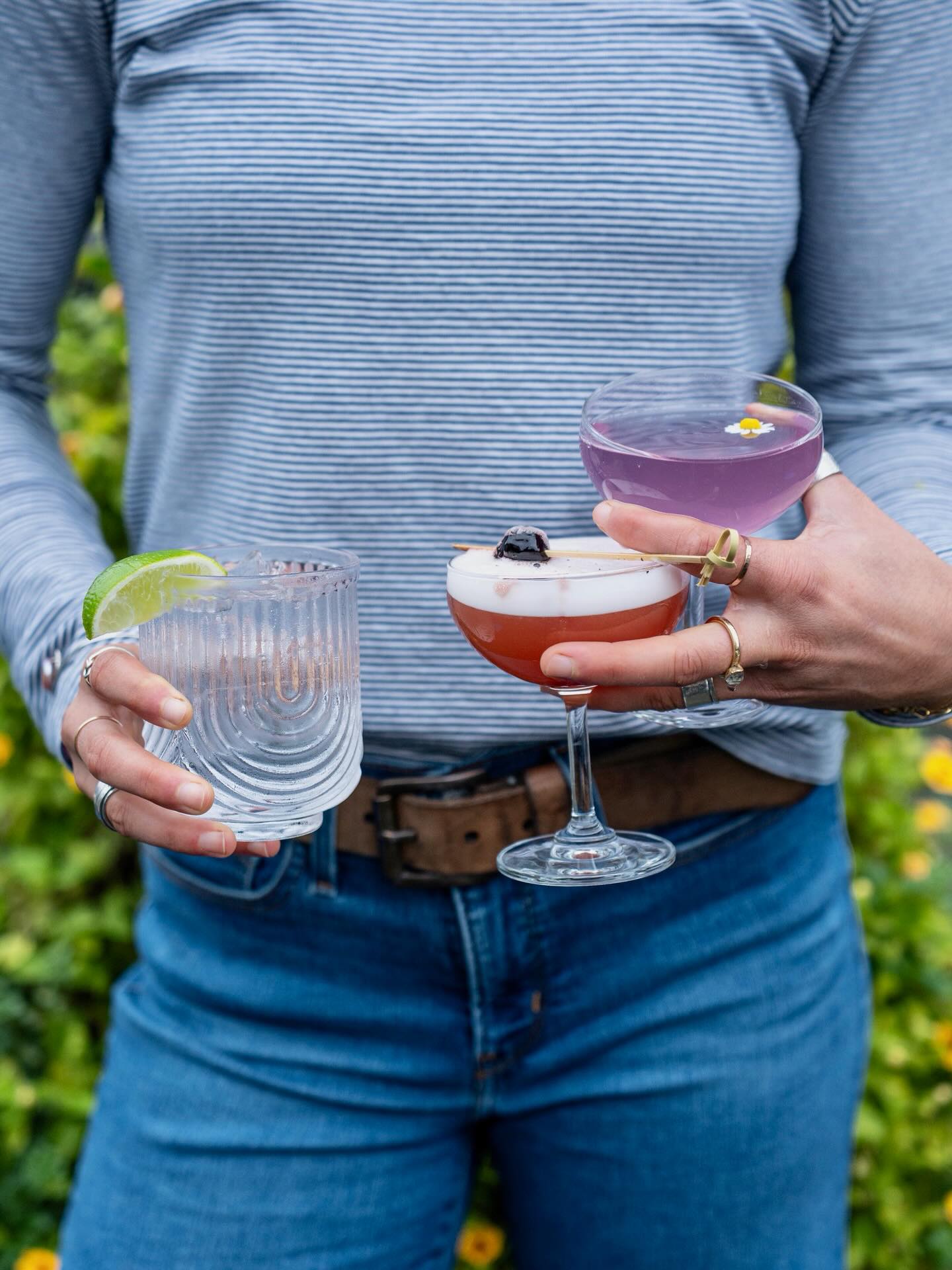“Sorry, I can’t, my hands are full.” My hands:
Starting the year off with a full plate, or glass! 🍸Don’t forget to stock up on spirits online at www.Jettywave.com during the week, or join us at the tasting room on the weekends!
#techbillionaire #ginandtonic #jwgandt #ginandtonic #gingimlet