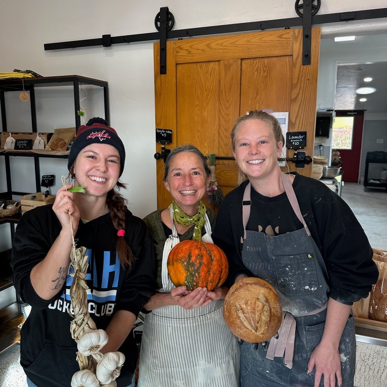 It's the last day the Easy Bee Farmstand is open for the season! Come grab produce like carrots, winter squash, and fresh herbs to brighten your Thanksgiving meals! We also have freshly baked sourdough bread and cookies :)
To all who shopped Easy Bee this year, thank you for choosing to support small business and being part of the local food movement. We couldn't do what we do without you!
We look forward to growing for you next year.