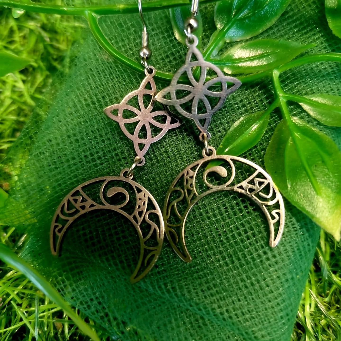 Good evening Wytches
Or should I say good morning 🤣
It's 1230 and I've finished adding all the Necklaces and Earrings, plus a couple of crystals,go check it out, there's some beautiful pieces from Dr Ali G and Darkwood Fae!
https://www.thecunninggrove.co.uk/category/jewellery
See you all soon, Blessings of the Land Sea and the Sky ❤️❤️❤️❤️