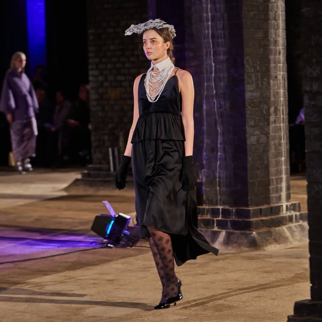 Look no. 3 for the opening show of @open_fashion_brno with the theme "Light".
Production: @ticbrno @jitka_drap @silvie_seborova @jarmilakrahulcova @luciegarlathy
Concept, choreography: @olo_dressing
Artistic support: @alesseliga
Modeling: @borbelyovascarlett (@hmodelsslovakia)
Make-up: @makeupinstituteprague.cz
Hair: @kobyl_kaa @na_stejne_vlne
Photography: KIVA @kivaphotography
Dress, jewellery: @klarazidkovaa
Mask: @danielasindelkova
Shoes support: @nadaceveronica
Location: @vodojemyzlutykopec
Space design: @u1space_design
Huge warmful thanks to all who contributed to let it hapen!🖤🔥
Black evening gown with cotton velvet and viscose satin was sold two days after the show, but the upcycled jewellery from secondhand Czech pearl beads is available in our studio.
#openfashionbrno2025 #darkshining #klarazidkova