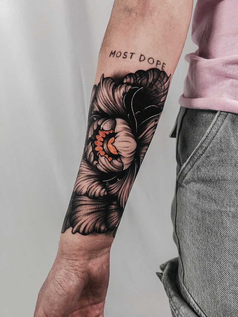 Dot by dot, petal by petal — the bloom takes its form.
Built in pure blackwork, shaped through dotwork texture,
and finished with a spark of orange at its core.
Step by step, the flower opens on the inner lower arm.
A small piece with a lot of presence.
More coming soon. ⚡️
Booking open in Oakland — DM to start your piece.
#blackworktattoo #dotworktattoo #dotworkart #peonytattoo #blackworkartist #oaklandtattoo #bayareatattoo #innerarmtattoo #solidblacktattoo #usatattooartist #blackworkfloraltattoo #dotworkflow #oaklandink #tattooprocess #minimalblacktattoo