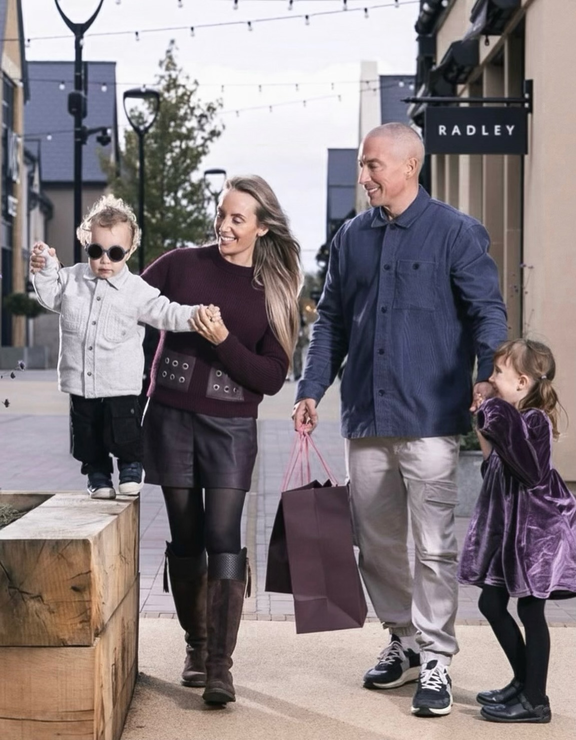 Weekends like this… the slow wandering, the unplanned moments, the little hands in ours. These are the days that reset everything no matter what the week throws at us 🤍
What was your favourite little moment from last weekend?
A gentle reminder that you don’t always need big or grand plans. The moments that stay with us are often the unhurried ones, spent with the people who matter most. 🤍
📍@cotswoldsdesigneroutlet with @stillmovingmedia & @encorepruk on a promotional shoot for their app
#cotswoldlife #cotswoldstyle #familyshoot