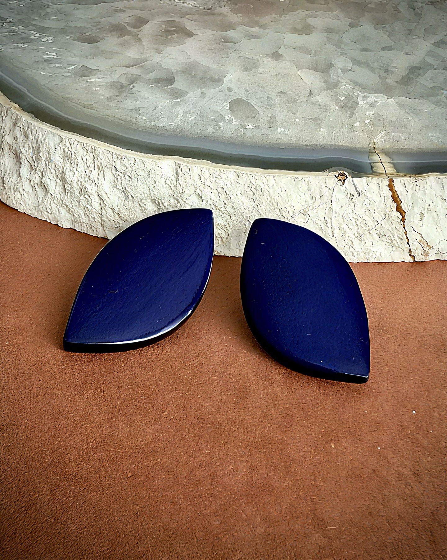 Os brincos azuis em osso bovino foram tingidos com erva indígena chamada titi.
Arte sustentável perfeita para arrematar visuais de verão.
Para conhecer mais a nossa Coleção Osso Bovino, acesse o nosso site e escolha a sua peça preferida.
Aproveite, ainda, o FRETE GRÁTIS para compra de quaisquer produtos pronta entrega.
#luxosustentavel
#elegancianatural
#biojoiasexclusivas