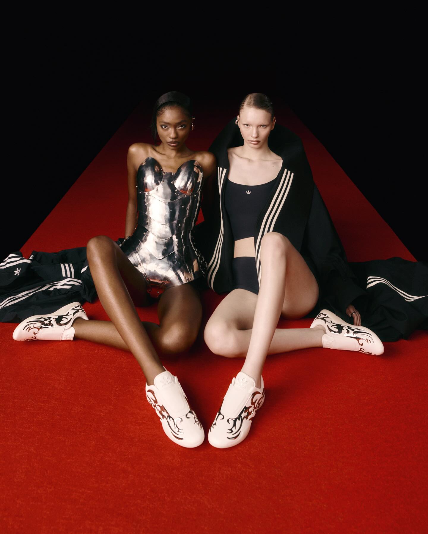 O futuro ganhou textura, brilho e movimento. O adidas x Artemisi Taekwondo Mei W marca a primeira collab da adidas Originals com uma marca brasileira de high fashion e traz a estética futurista de Mayari Jubini para uma silhueta icônica. Um encontro entre arte, tecnologia e moda que eleva o design a outro patamar.
Quer ver todos os detalhes e a campanha completa? Corre para o link da bio.
#adidasxArtemisi #ModaFuturista #FashionCollab