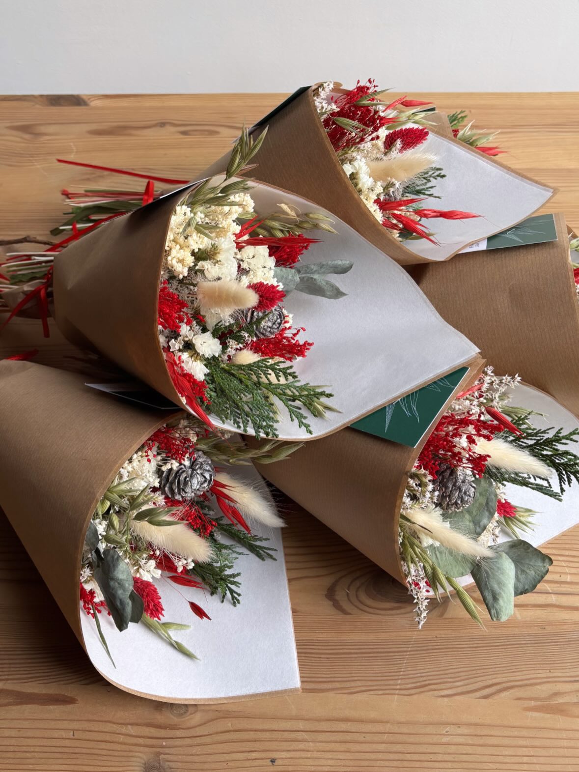 {🌲❤️✨} Joli réassort festif @bijouxyoupla
Toujours un bonheur de voir mes bougies et bouquets dans cette magnifique boutique !❤️
Idéal pour un cadeau ou pour ajouter une touche poétique à votre déco!
Également dispo sur l’eshop!
À découvrir en bio
#fleurssechees #bougiesfleuries #artisanatbelge