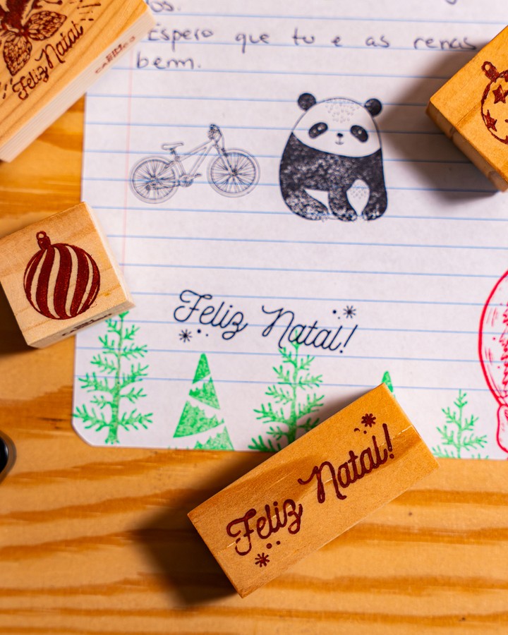 Há quem faça maratonas de filmes de Natal.
Nós fazemos maratonas de carimbos.
Uma chávena de chocolate quente, uma pilha de etiquetas e a ambição de decorar tudo como se fôssemos elfos certificados.
⠀⠀⠀⠀⠀⠀⠀⠀⠀⠀
Resultado: mãos sujas de tinta e coração cheio de criatividade!