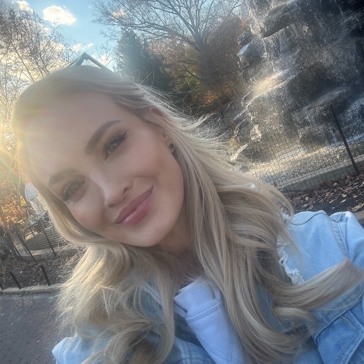 Golden hour feels ✨ Just showing up as I am, right where I’m meant to be.
#GoldenHourGlow #WinterSunshine #CreativeEnergy #AuthenticVibes #GlowUpSeason #NaturalLightLover #DailyInspiration #QuietGlow #FeelGoodMoments #SelfcareSeason #CreativeJourney #MarylandLife #lightsandshadows #NationalZoo #WashingtonDC #Waterfall