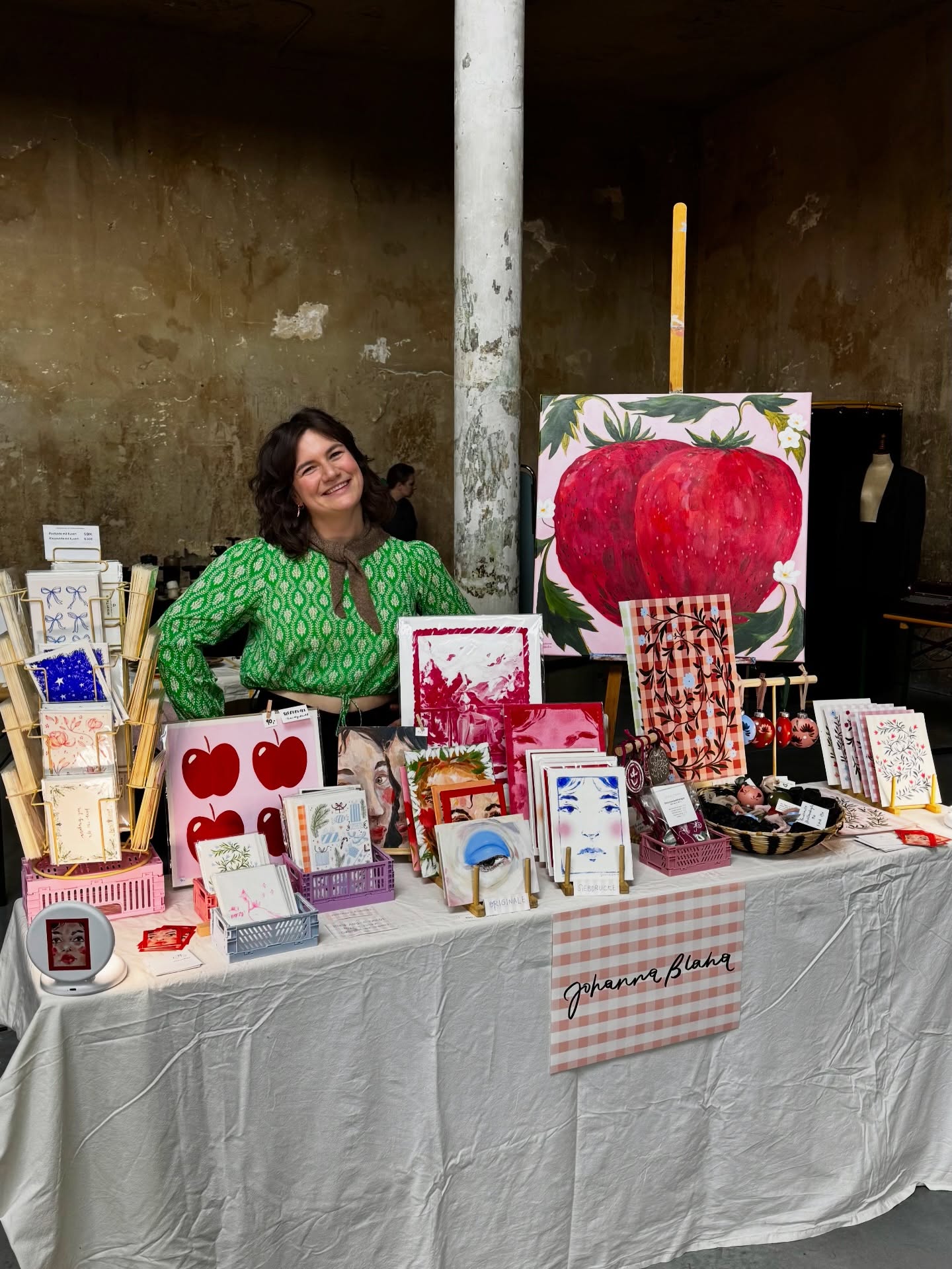 a few photos from the past few days ✨ spent the weekend at my first and last christmas market where i’m present at @creamvienna . had the best exhibition neighbours and the best customers ☺️🥰
@faaya.collective ‘s crowdfunding is still going on and you can get a t-shirt with my painting on it. screen printed lots of birthday dogs cards, it’s one of your favourite motives (and mine too ;))
i illustrated a birthday invitation for my niece and also created lots of new prints for the markets which im obsessed with atm (still have to take some decent photos of them tho)
and one picture of me painting the vases over at @andfriends_store ✨
don’t forget: next weekend i’m hosting a painting workshop at @andfriends_store ✨ if you want to paint some christmas cards with me you’ll find the link in my bio.
bussi!
#artist #illustration #handpainted