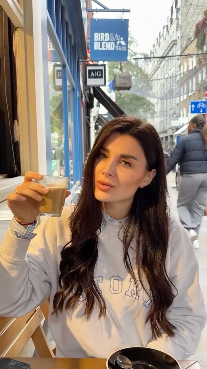 The little sister who always comes hands free💁🏻♀️✨
#christmas #newyearscoventgarden
#hotchocolate #chocolatelover #coventgarden #nealsyard #sevendials #london #bagels #bestbagels #patisserie #instagood #instafood #instayum #coffee #juices #monmouthstreet #instadaily #freshjuice #freshjuicecoventgarden