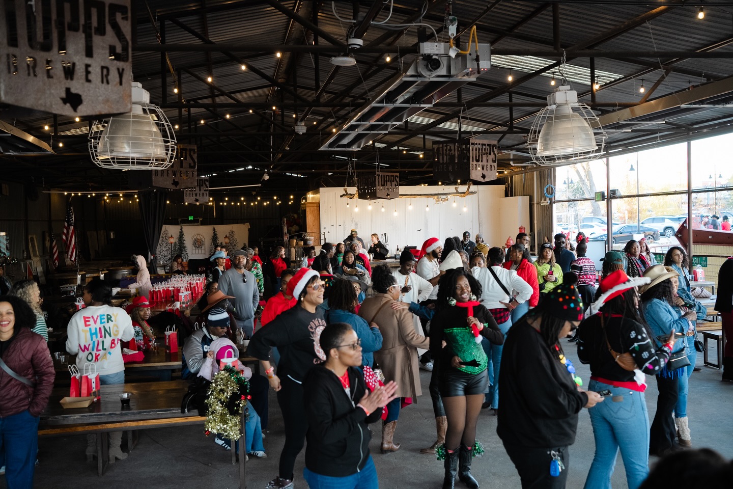 The first Holiday Hoedown presented by @saddleupsundaze and powered by @cutexas was one for the books!
We danced, we laughed, and we collected a sprinter full of toys and food for those in need. Thank you to everyone who made it out to @tupps_brewery See you next year!
📸: @im_zackturner