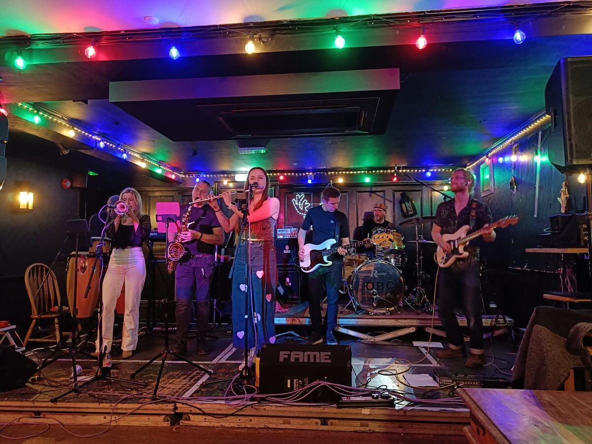 2025, that’s a wrap! 🎉 Last gig of the year at The Reindeer Pub and we had an absolute blast. Thanks for rocking with us! See you in 2026! 🎸✨
#NewBand #NewBandNorwich #NorwichMusic #NorwichBands #NorwichGigs #LiveMusicUK #IndieBand #UKBands #GigLife #SupportLocalMusic