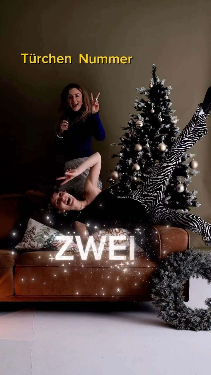 🎄Türchen Nummer 2 🎄
… öffne heute ich. Laura @kuentzlerisch_traurednerin hier. 🙋🏼♀️
Als Traurednerin nehme ich euch heute mit zu einer Frage, die sich fast alle Paare vor ihrer Trauung stellen…
Wie sollen wir eigentlich sitzen?? 🥹
Rücken zu den Gästen?
Oder lieber mit Blick in die Runde? 👀
Ich habe dazu eine sehr klare Meinung und genau die teile ich im heutigen Video.
Und jetzt bin ich neugierig:
Wie würdet ihr euch entscheiden? Wie sehen das meine Kolleginnen? 😊
Schreibt es mir gerne in die Kommentare.
🤍🤍🤍
Und freut euch auf das Türchen mit Sarah morgen 🥹
P.S. wer spottet den Versprecher? 🤣