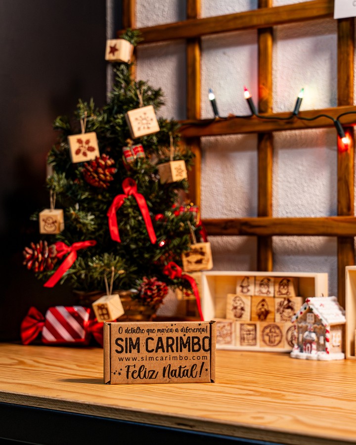 Dizem que cada um decora a árvore com o que tem de melhor…
Uns usam bolas, nós usamos carimbos 🎄🤷
Porque o Natal aqui na Sim Carimbo é sempre personalizado, literalmente 😉