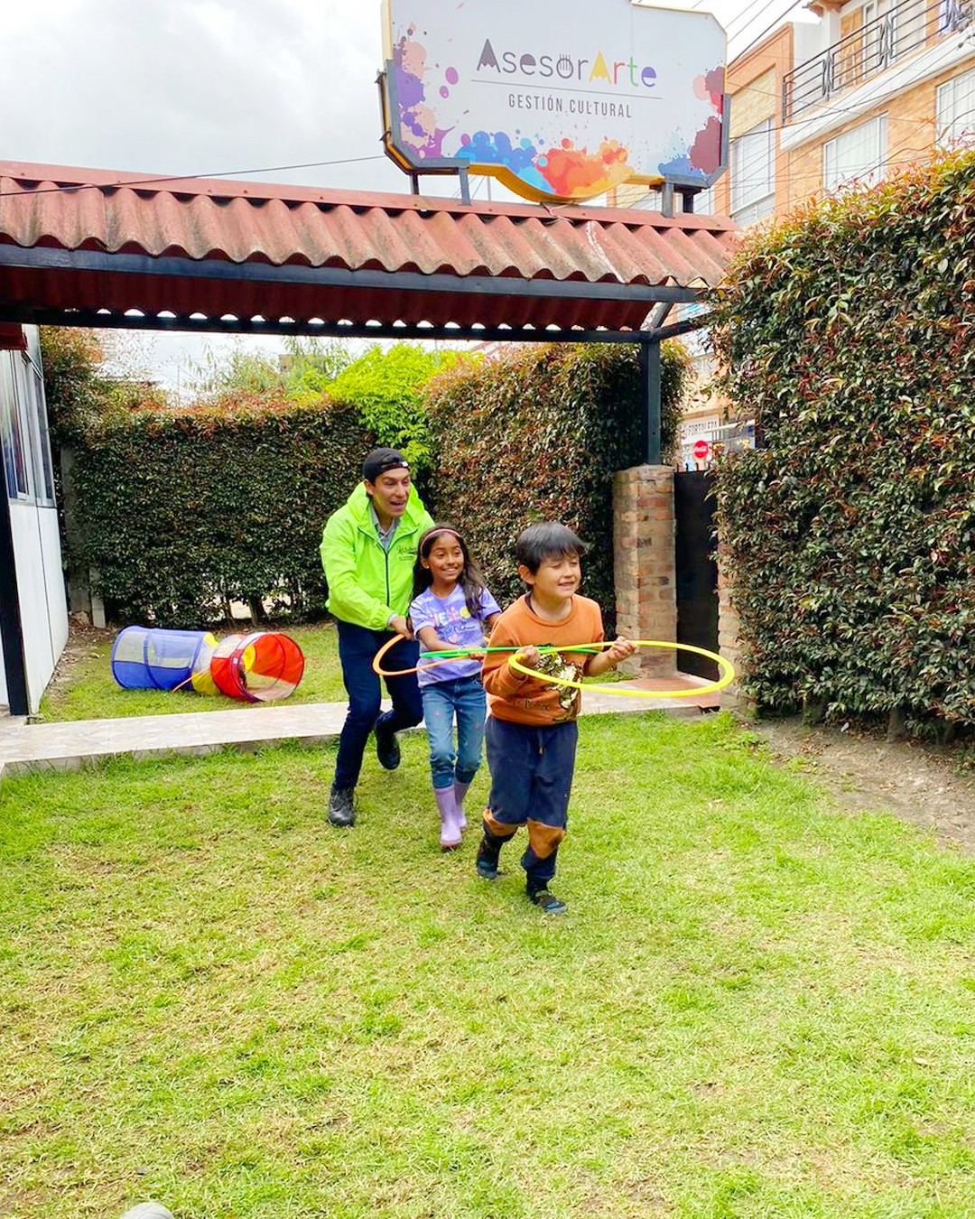 Descubre un mundo donde cada tecla abre nuevas posibilidades. 🎹✨
En las clases de piano de Art Club, los estudiantes aprenden a leer partituras, combinar ritmos, tocar escalas y acordes, mientras desarrollan coordinación, memoria y concentración.
Cada melodía es una oportunidad para expresar emociones, experimentar con distintos estilos y comenzar a crear composiciones propias. 💛🎶
Inscríbete hoy y deja que la música transforme cada nota en un aprendizaje único. 🎹💫
👧🧒 Para niños y niñas de 3 a 7 años y de 8 a 10 años
🕗 Horario: 8:00 a 12:30 p.m.
🌈 ¡Cupos limitados!
Inscríbelos hoy y deja que vivan unas vacaciones llenas de color, alegría y mucha imaginación en Art Club.
Contáctanos y reserva el cupo de tu hijo 3118617584 y visita nuestra página web haciendo clic en el enlace de la bio.