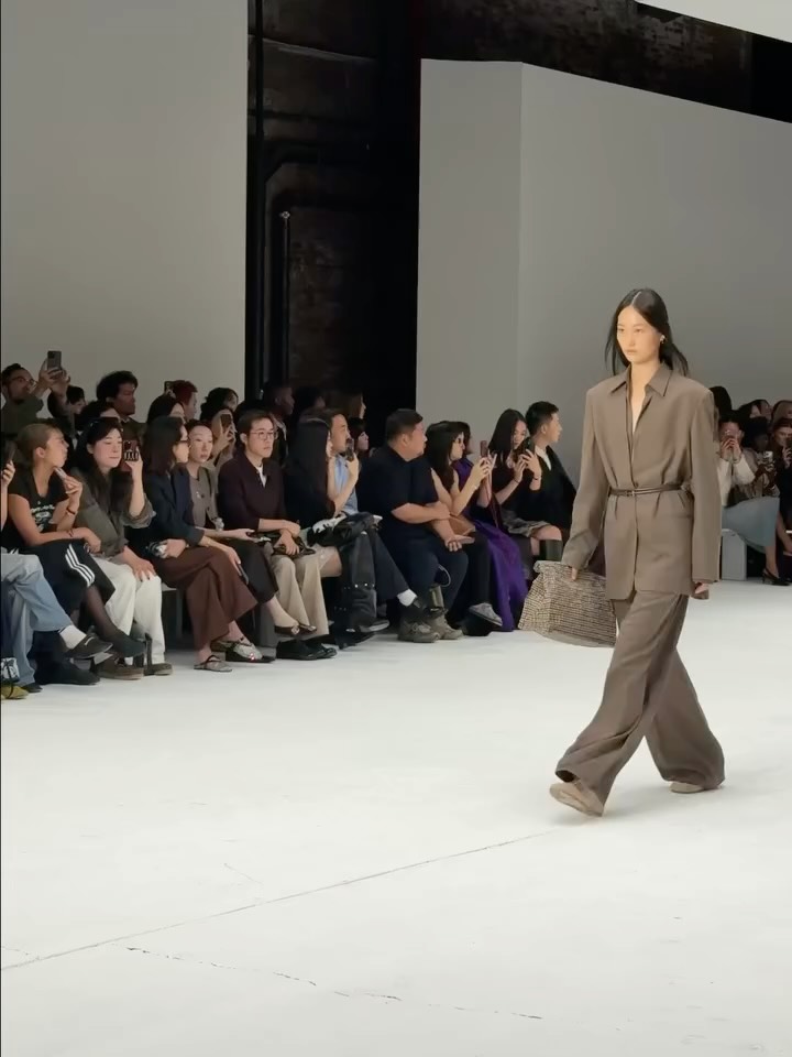 Collected runway fragments.
Observing gesture, drape, and the silent choreography of clothing.
via @pauseonline