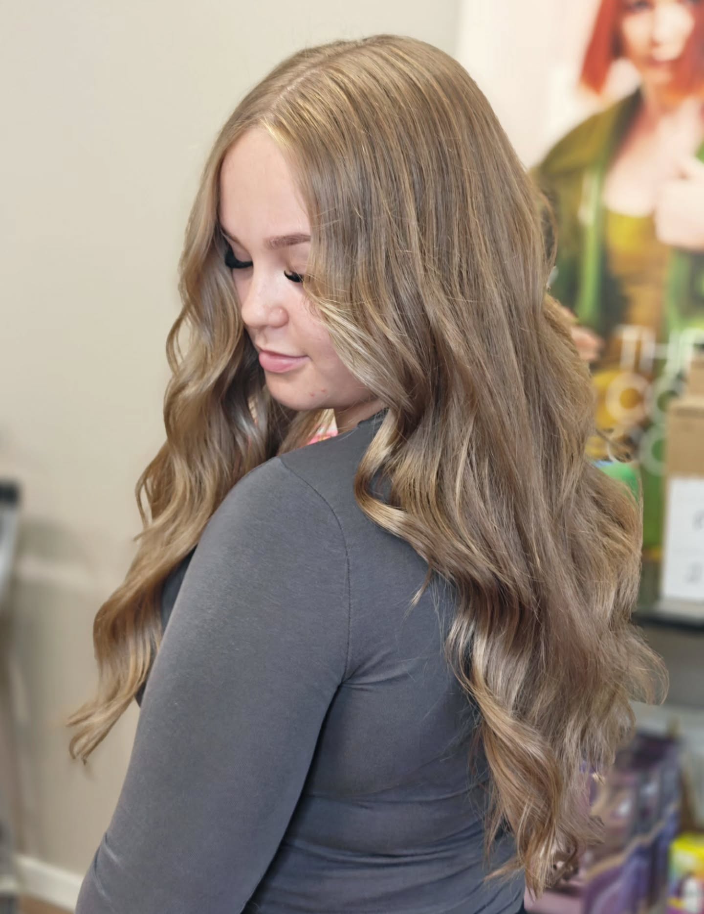 Blondista kohti omaa väriä 🩶
Tehtiin muutama vaalea raita, paljon lowlightseja ja sävytettiin kauttaaltaan tummemmaksi.
Vaaleat raidat @kevin.murphy ultimate 3%
Lowlights CODE 7.21+yellow booster
Sävy Color.me 9.28+8.71
#colormeresepti #coderesepti #kevinmurphysessionsalon #sessionsalon #kevinmurphy #pinnilehti #hairdressersoffinland #kampaamokauhava #veeraushair