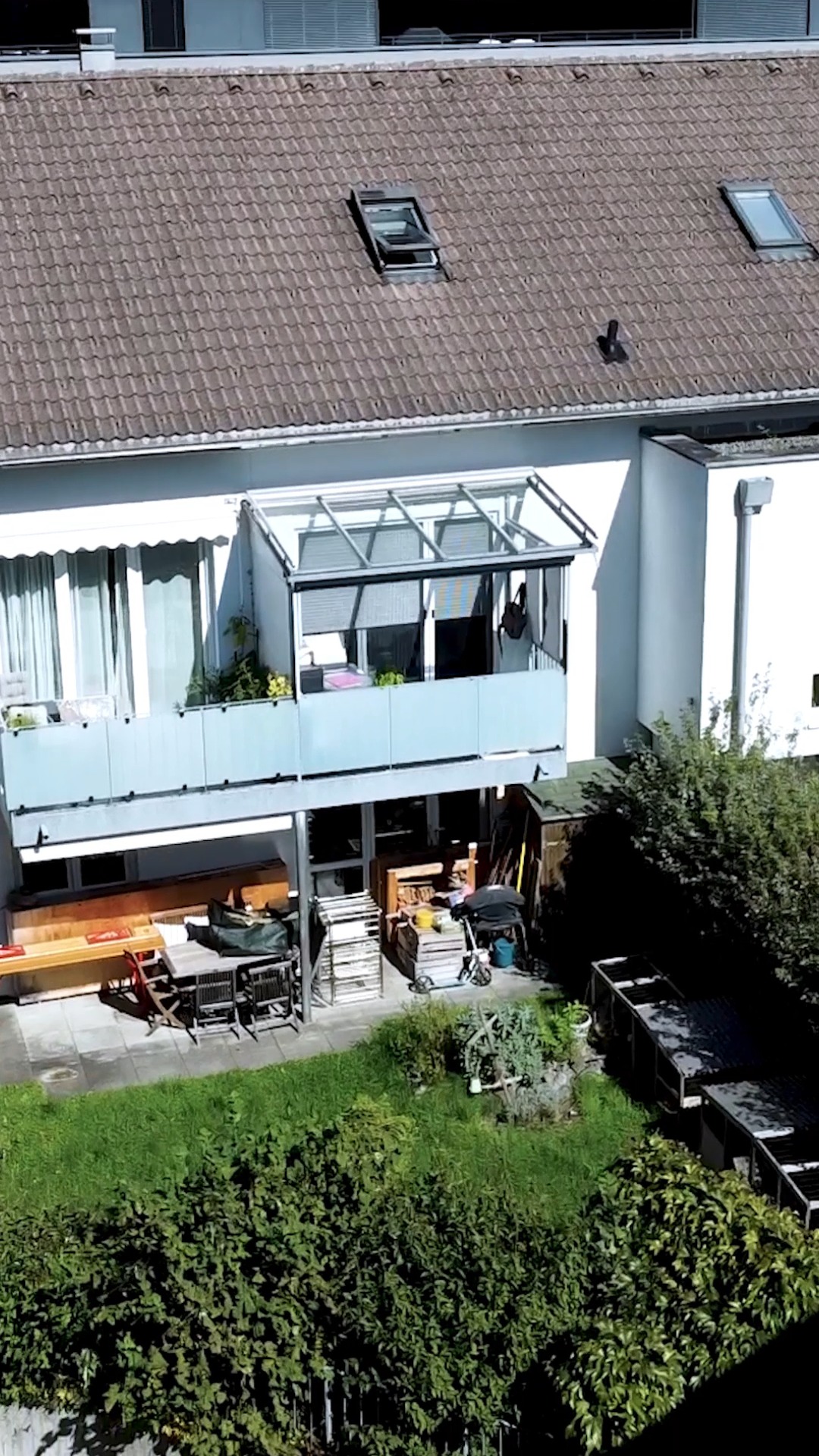 🏡 Deine erste eigene Wohnung in Bludenz wartet auf dich!
Suchst du nach einem coolen, zentralen Ort zum Wohnen? Diese stylische 2-Zimmer-Maisonettewohnung bietet alles, was du brauchst – und noch viel mehr! 🌟
🌞 57 m² auf zwei Etagen: Offener Wohn-, Ess- und Kochbereich mit riesigen Fenstern und Balkon
💫 Gemütliche Dachschräge im oberen Stockwerk für den besonderen Touch
🧼 Moderne Einbauküche und praktisches Badezimmer mit Waschmaschinenanschluss
🚗 Tiefgaragenstellplatz + eigenes Kellerabteil für extra Stauraum
🗺️ Top Lage: Nur 10 Gehminuten ins Zentrum von Bludenz
Lust auf mehr Infos? Schreib uns oder vereinbare gleich einen Besichtigungstermin! ✨
Alexandra Gunz ☎ +43 664 3428973 📨alexandra.gunz@bb-immobilien.at oder 🌏https://www.bb-immobilien.at/eigentumswhg/bb-25-01056
#immobilien #realestate #walgau #investment #vorarlberg #immobilienvorarlberg #bludenz #stadtwohnung #eigentumswohnung #eigenheim