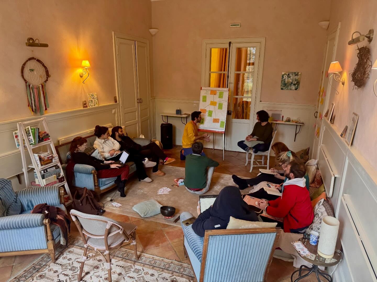 Bienvenu dans le PARI !! Nous avons passé 4 jours cette semaine avec les Personnes Accompagnatrices Régionales et Internationales, un partenariat créé cette année avec une super équipe de 5 accompagnateurs de l’habitat participatif, venant de différentes régions. Ressentir et faire vibrer la joie de la coopérance ! Chez Les Pas-Sages, on n’a jamais l’impression de travailler! On œuvre, on créé et surtout, on joue beaucoup ensemble !
Les feed-back à la fin de leur séjour nous ont fait chaud au cœur. Nous sommes plus que ravis d’accueillir chacun•e dans notre joyeuse équipe !
Et merci à @argoumbat d’être à chaque occasion ce lieu de rencontre si accueillant pour les Pas-Sages !