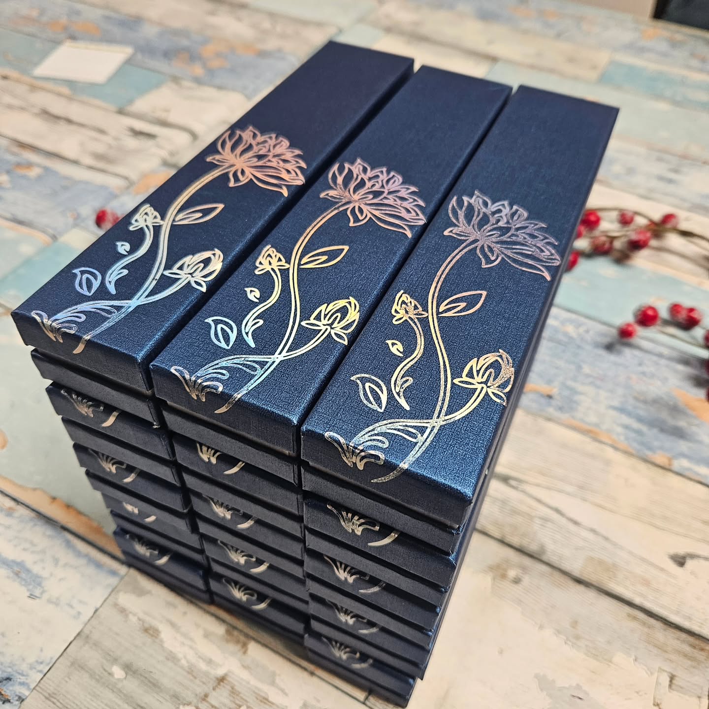 De klus is klaar en gaat morgen de deur uit! Wat zijn het? Sieraden van zilver 🤩
Het zijn presentjes, dus ik kan ze nog niet laten zien 😅 Maar dat zal in de toekomst wel gebeuren natuurlijk. Ik werd al blij van de doosjes
Blingbling. Lol
#zilver #sieraden #kerst #edelsmeden #opdracht