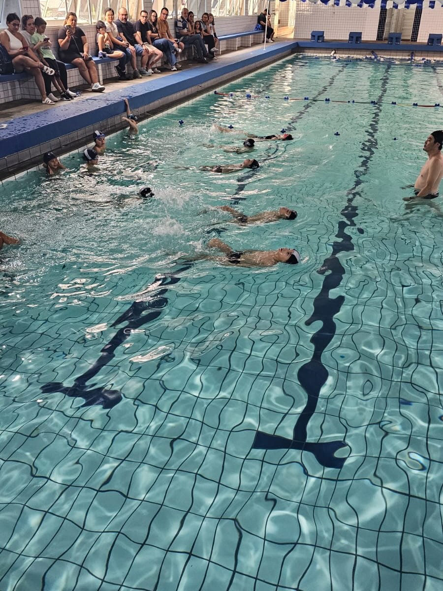 Mostra de Natação – 29/11 💦
Hoje foi dia de celebrar conquistas, aprendizado e muita superação na nossa Mostra de Natação, realizada na piscina do colégio! 🏊♂️✨
Nossos alunos deram um verdadeiro show de dedicação, confiança e alegria, demonstrando tudo o que aprenderam ao longo das aulas. Foi um momento especial para famílias, professores e estudantes, marcado por orgulho e emoção.
Nosso agradecimento especial aos professores Koiti @luizkoiti e Lilian @lilianaparecida_dasilva, pelo carinho, dedicação e incentivo diário, fundamentais para o desenvolvimento e a evolução dos nossos alunos. 💙👏
Parabéns a todos os participantes por esse lindo desempenho! 🌟
#somosga #angloalante
#colegioguilhermedealmeida
#mostradenatação