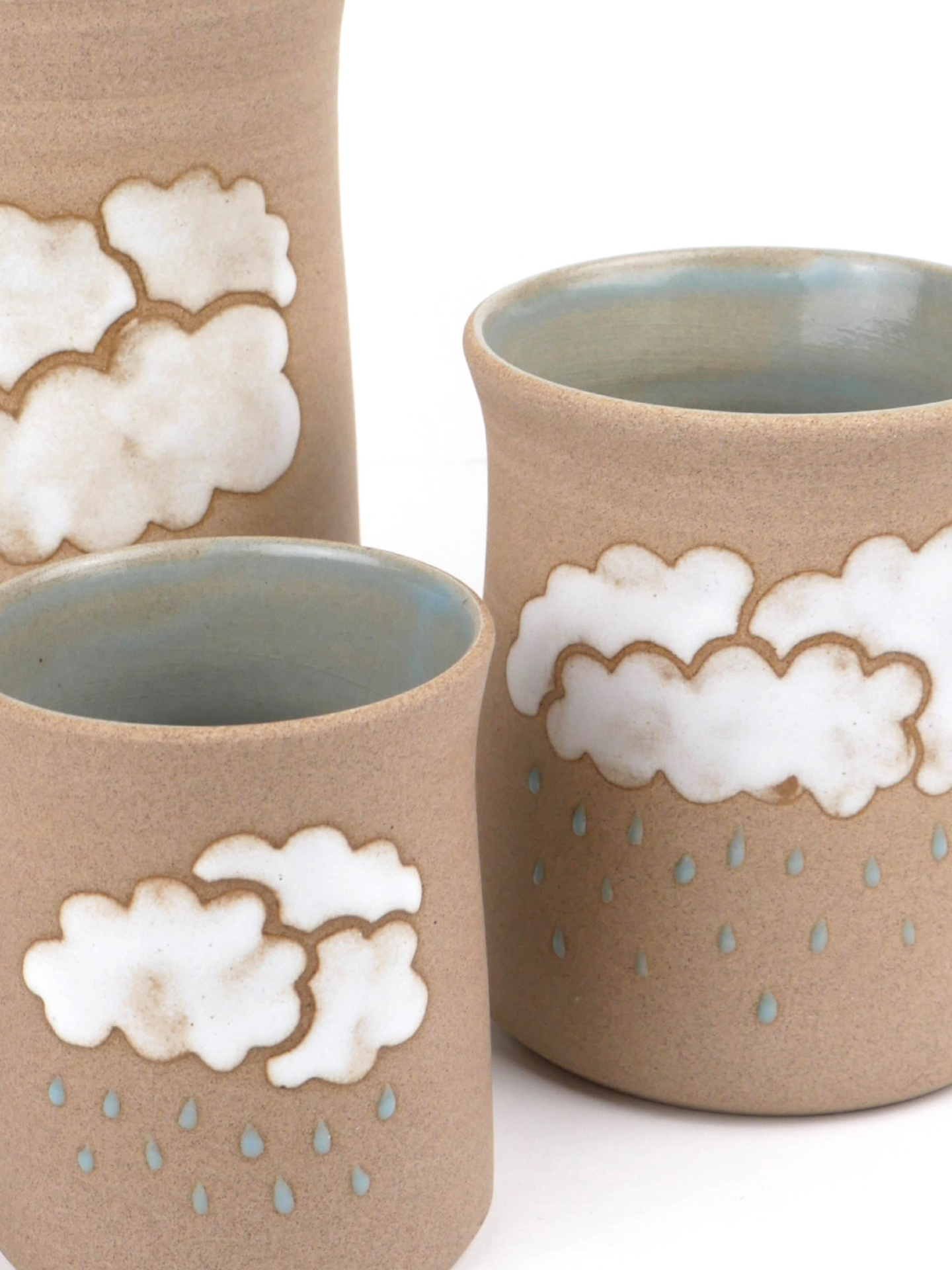 Et voici la seconde collection qui a vu le jour à l'atelier ces derniers mois. Des motifs tendres, une terre apaisante et des émaux aux allures d'aquarelles qui invitent à un vrai moment de douceur.
#camillebo #ceramique #ceramic #gres #poterie #clay #pottery #deco #decoration #cloud #nuage #nature #douceur #vaisselle #artisan #artisansdart #artisanat #metierdart #atelier #workshop #craft #potterystudio #emaux #faitmain #handmade #madeinfrance #artisanatfrancais #handcrafted #christmas #rain