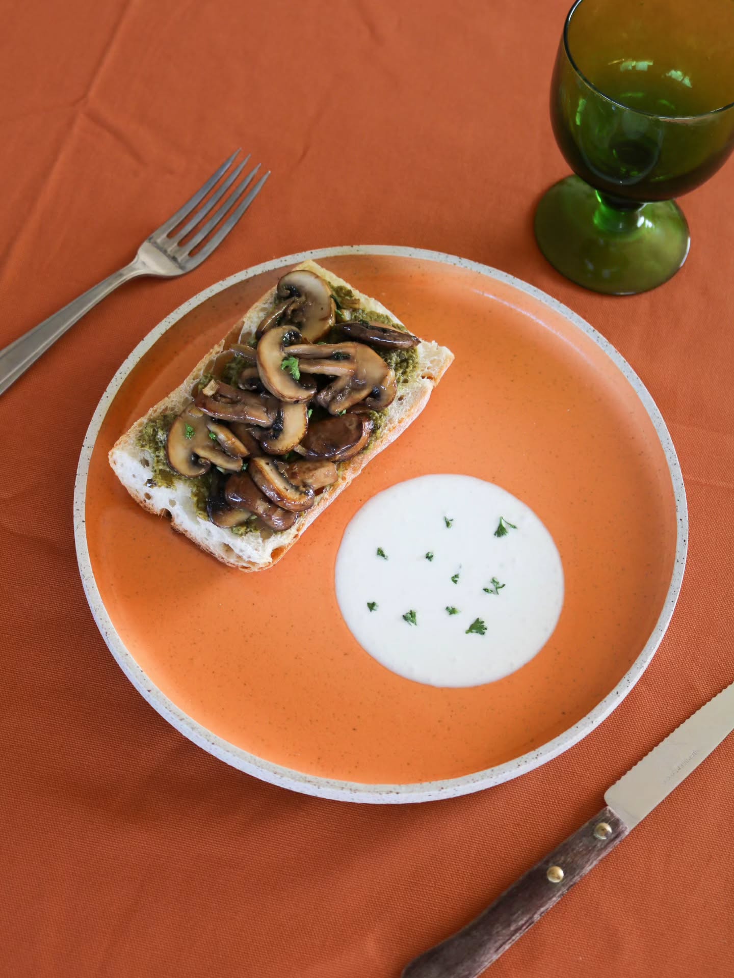 Le truc chouette avec cette assiette, c'est que tu peux te prendre pour un.e chef.fe 3 étoiles oklm 👩🍳 alors que tu as juste fait un toast aux champignons avec une crème de fêta.
Go impressionner nos invités aux prochains repas de fêtes 💅
